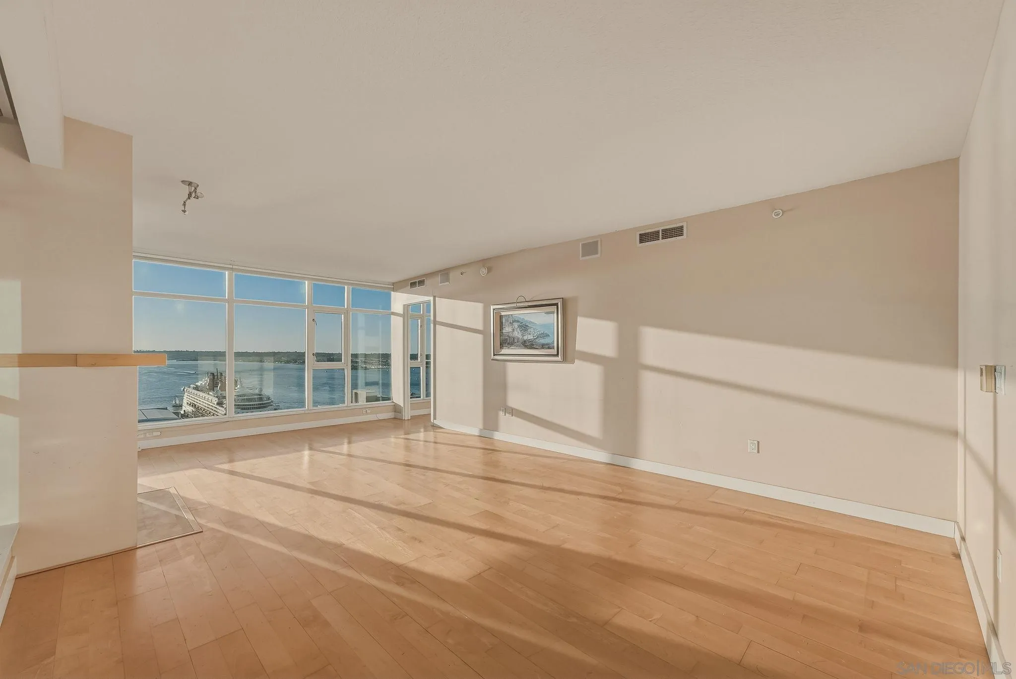 https://cdn.realtyfeed.com/cdn/127/260025226/76dc3da6f032f8f08cce18d94e5ef00d.webp