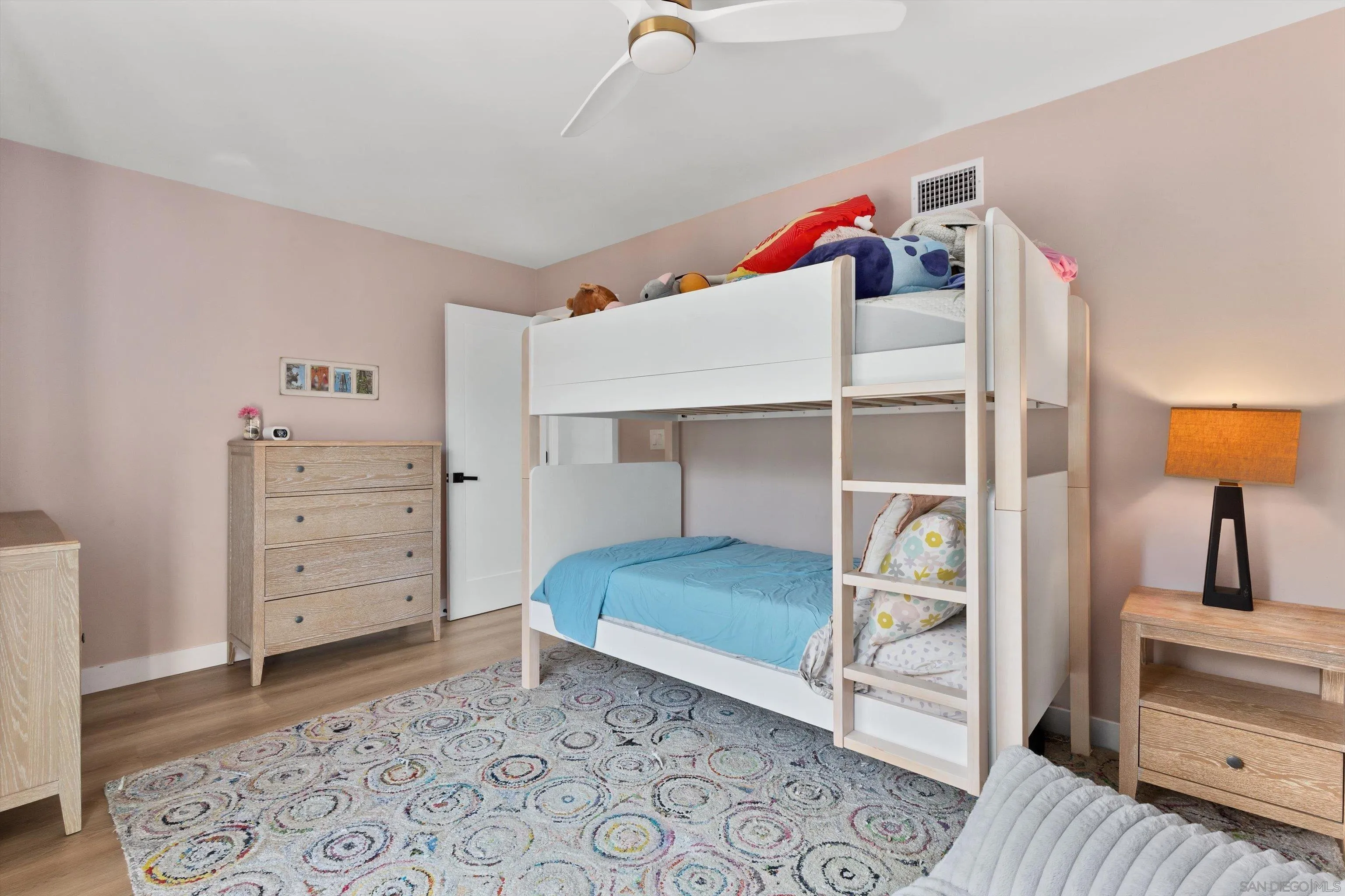 https://cdn.realtyfeed.com/cdn/127/260025256/5352a4911deb67379758302b7d0db671.webp