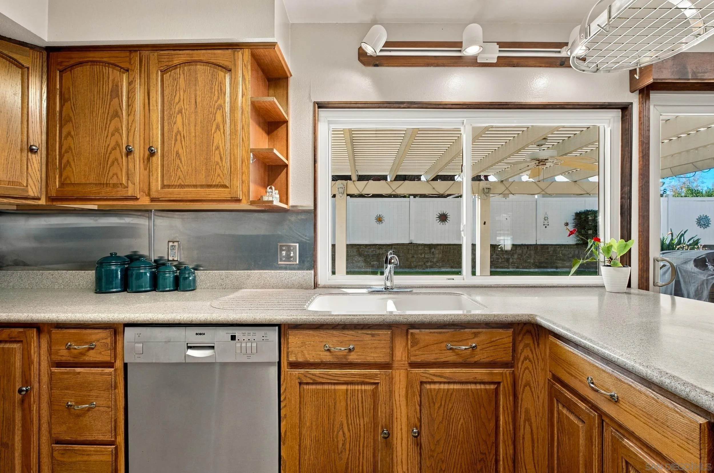 https://cdn.realtyfeed.com/cdn/127/260025290/21eb1e2d69914845e5c13b4e09b3378f.webp