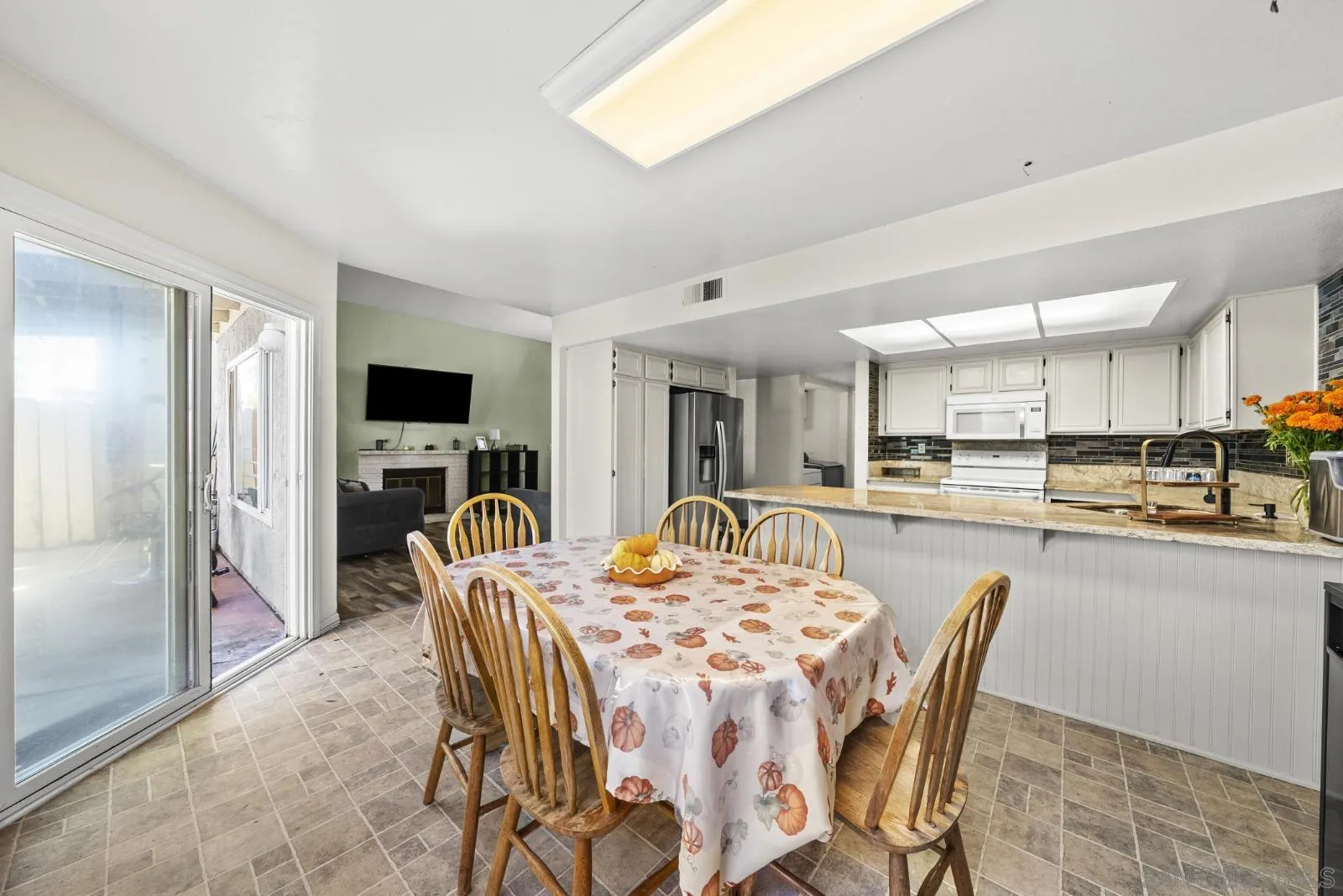 https://cdn.realtyfeed.com/cdn/127/260025308/511d7e029b580fc9562993f28a4b5954.webp