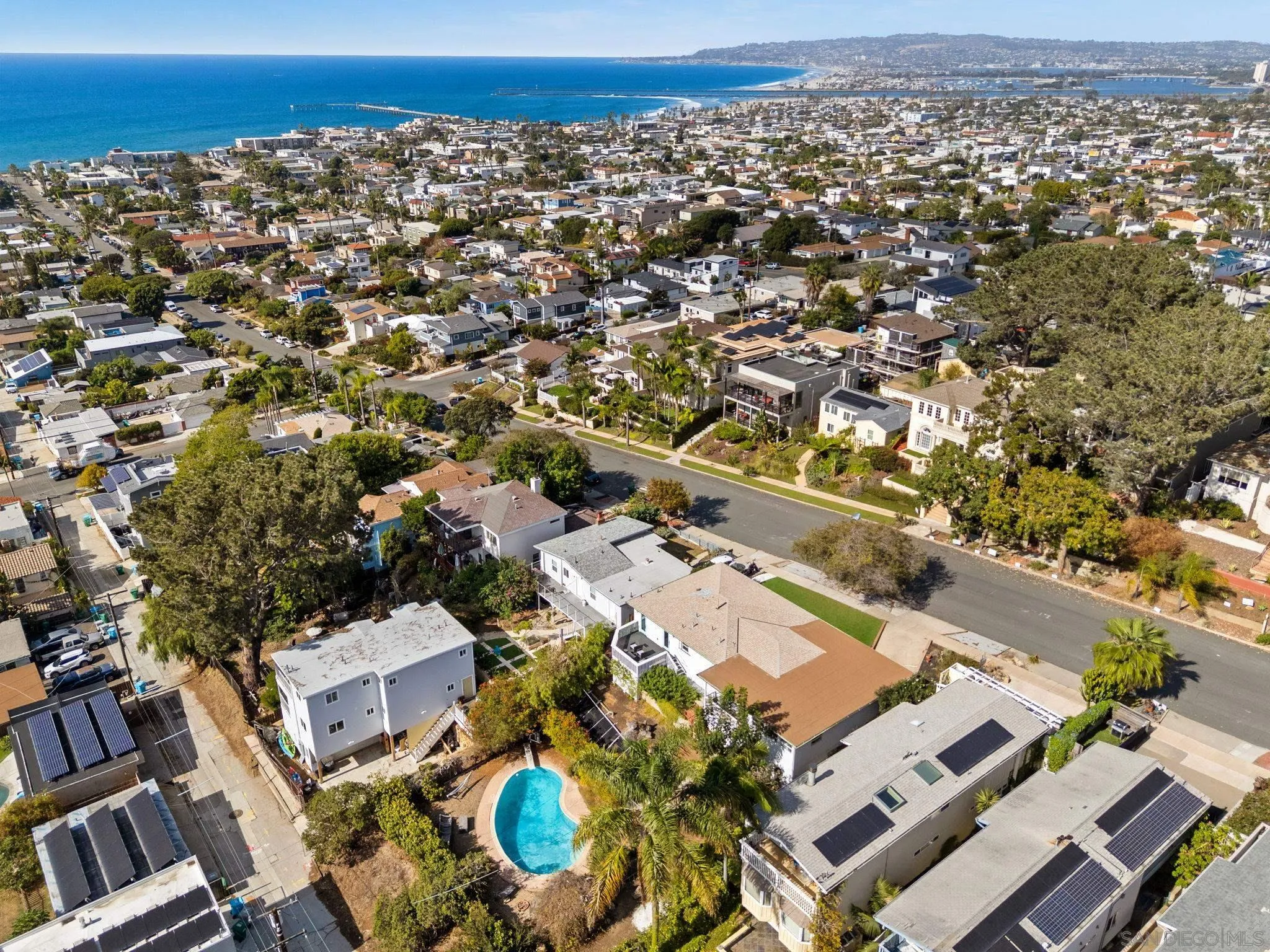 https://cdn.realtyfeed.com/cdn/127/260025337/c856bc8ec793409caa295dc40df0fd3c.webp