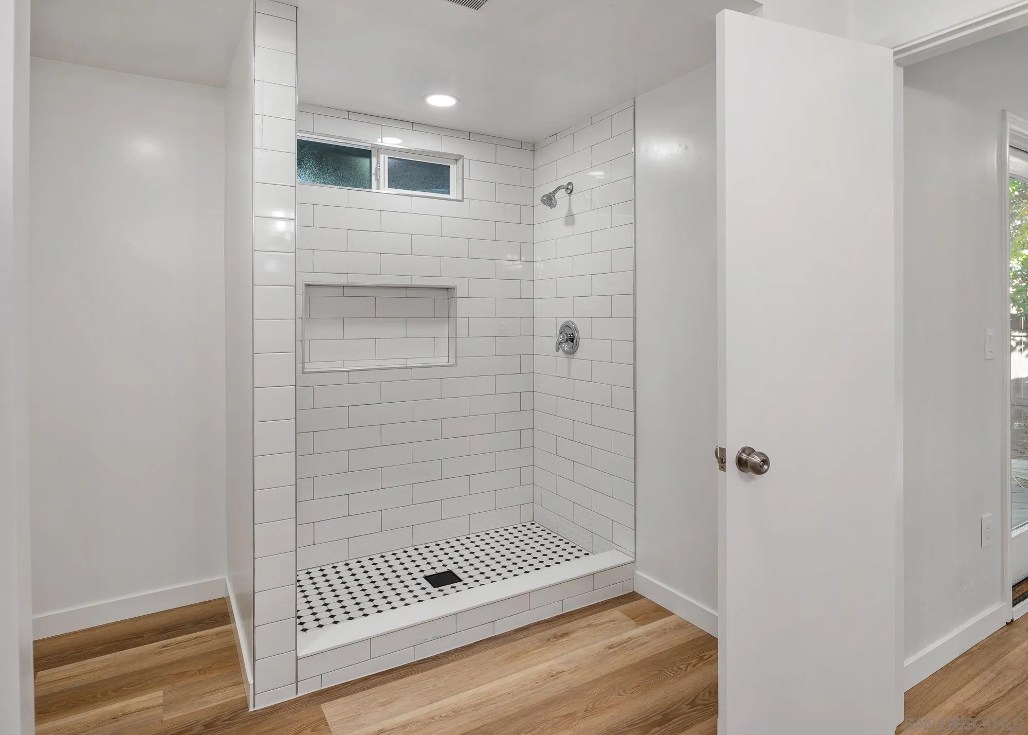 https://cdn.realtyfeed.com/cdn/127/260025343/8639ce82b87eb1000868fc77dcdc8f09.webp