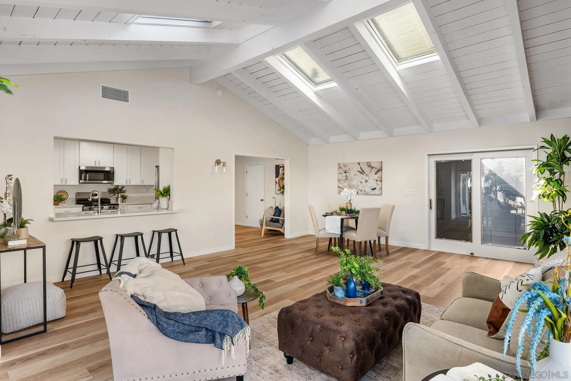 https://cdn.realtyfeed.com/cdn/127/260025343/e88b34fe9536436a70b64cc26055bf24.webp