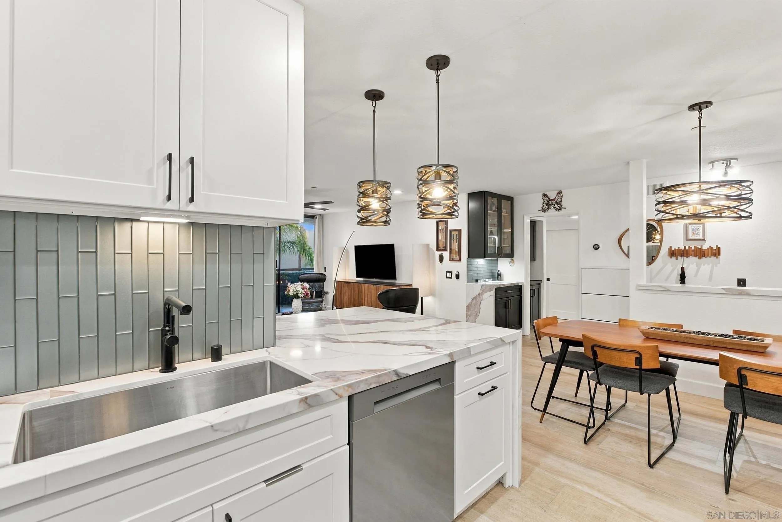 https://cdn.realtyfeed.com/cdn/127/260025355/43b0352e95f583654f2d3a045b6aaab8.webp