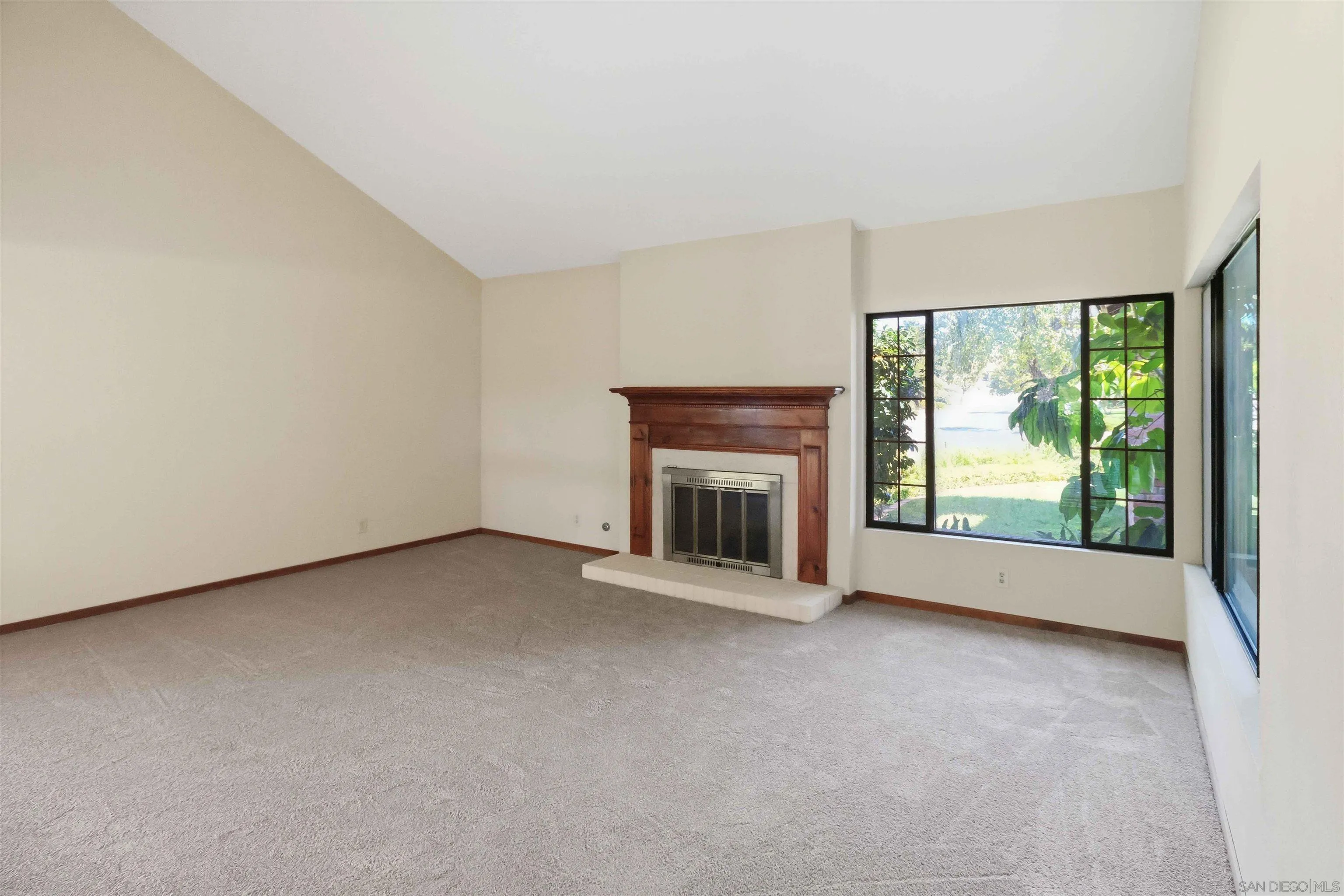 2365 Carriage Cir, Oceanside, CA 92056 Living Room