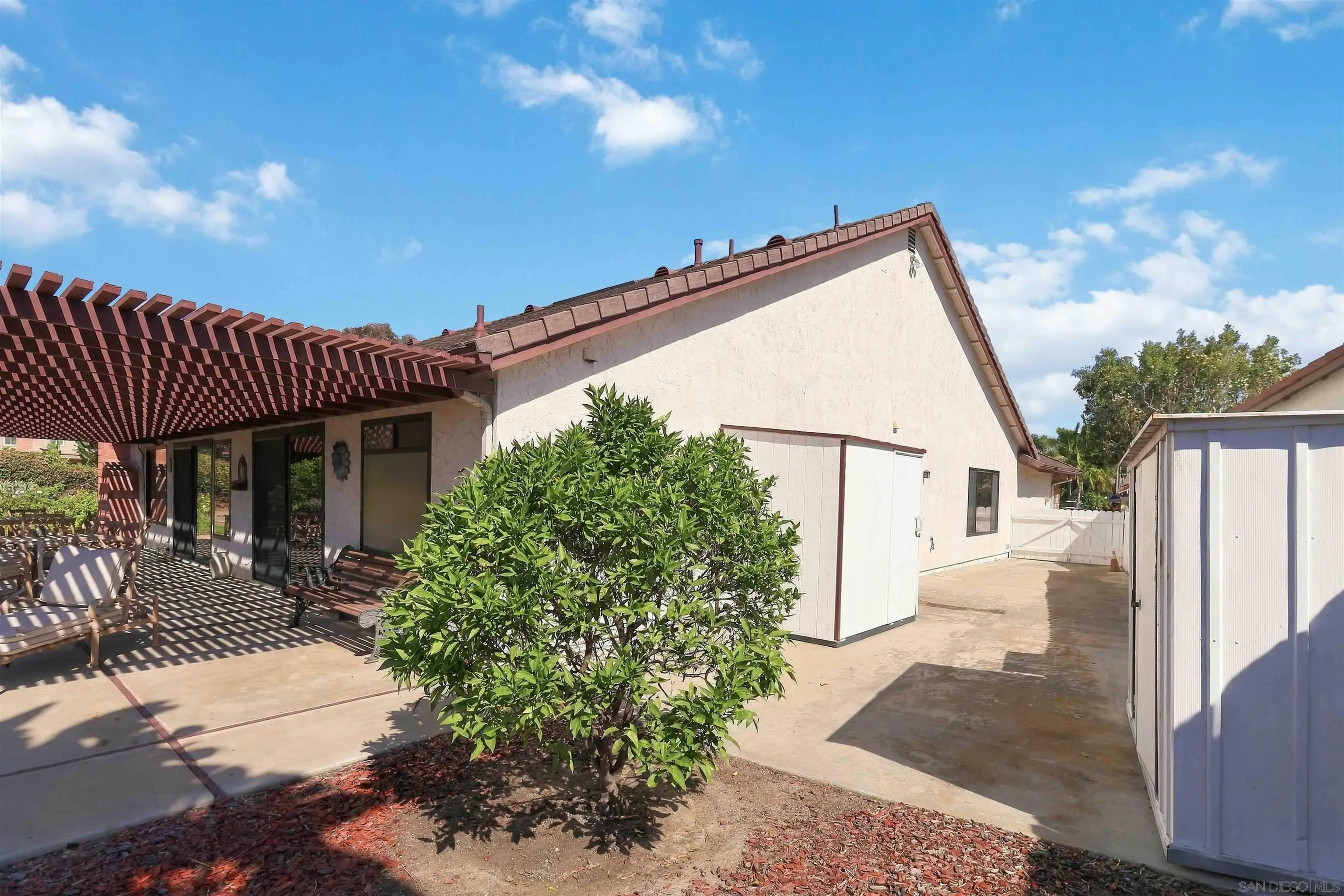 2365 Carriage Cir, Oceanside, CA 92056 Side yard
