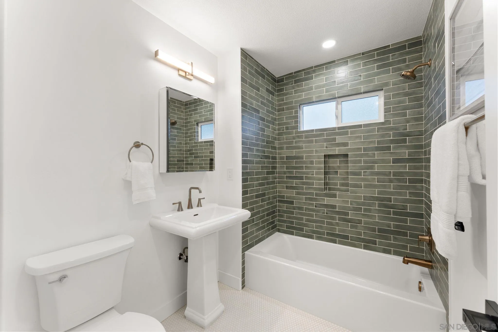 https://cdn.realtyfeed.com/cdn/127/260025369/bc75dcfcada8acb6d29cce9dd0fb3161.webp
