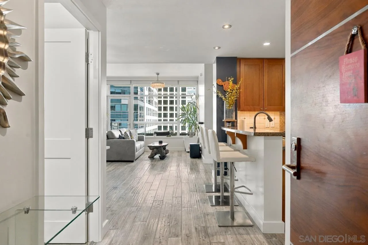 700 W E, #1305, San Diego, CA 92101 700 W E, #1305, San Diego, CA 92101