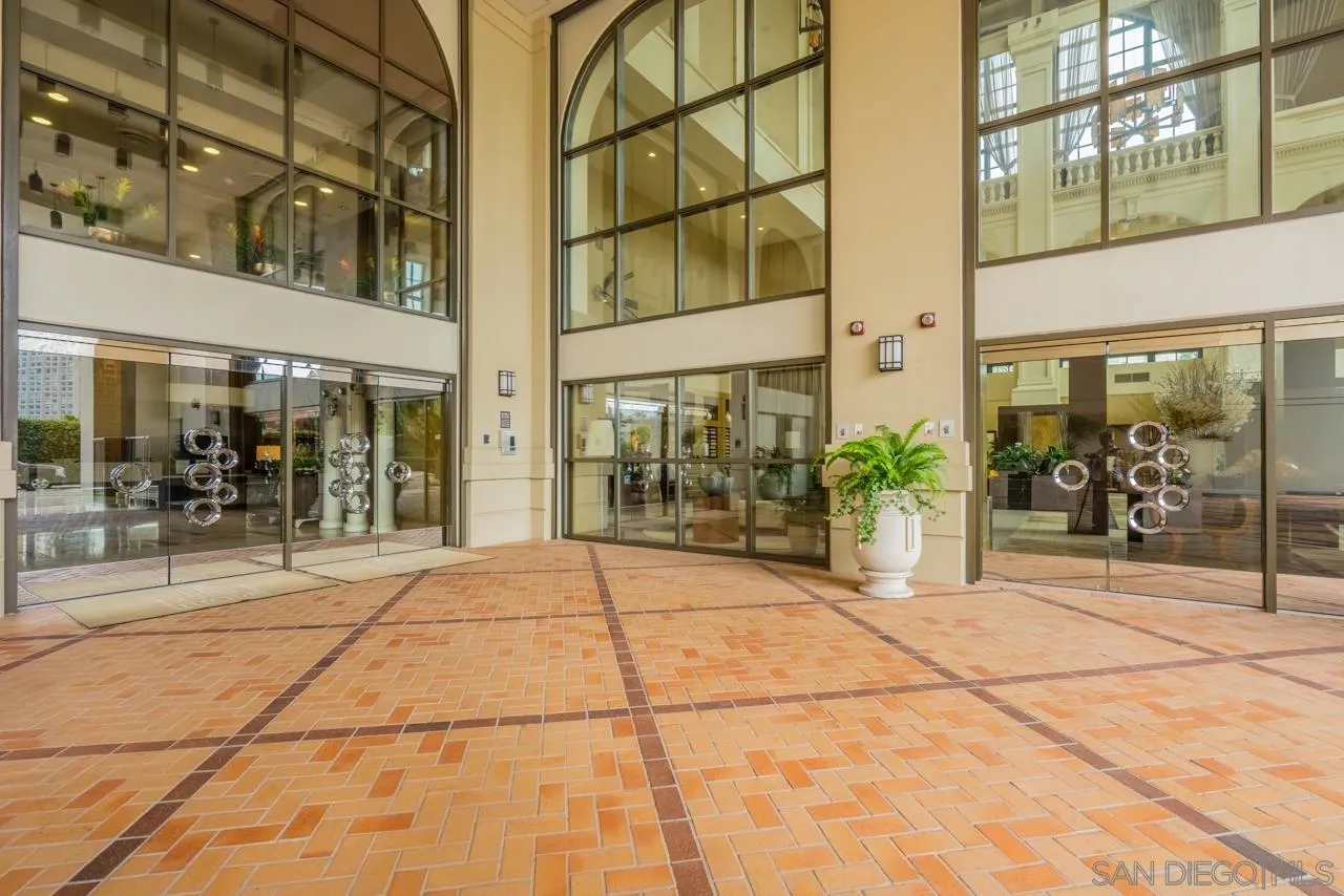 700 W E, #1305, San Diego, CA 92101 700 W E, #1305, San Diego, CA 92101