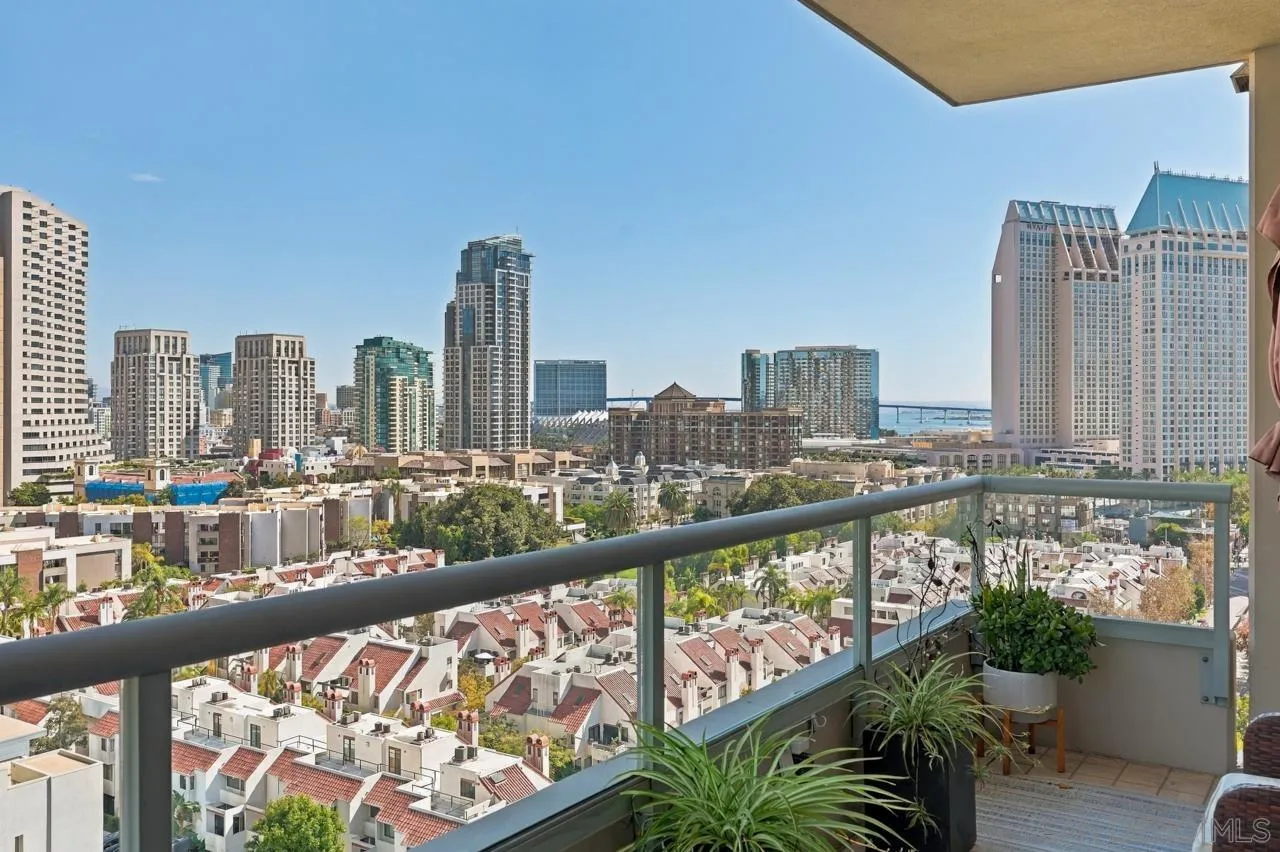 700 W E, #1305, San Diego, CA 92101 700 W E, #1305, San Diego, CA 92101