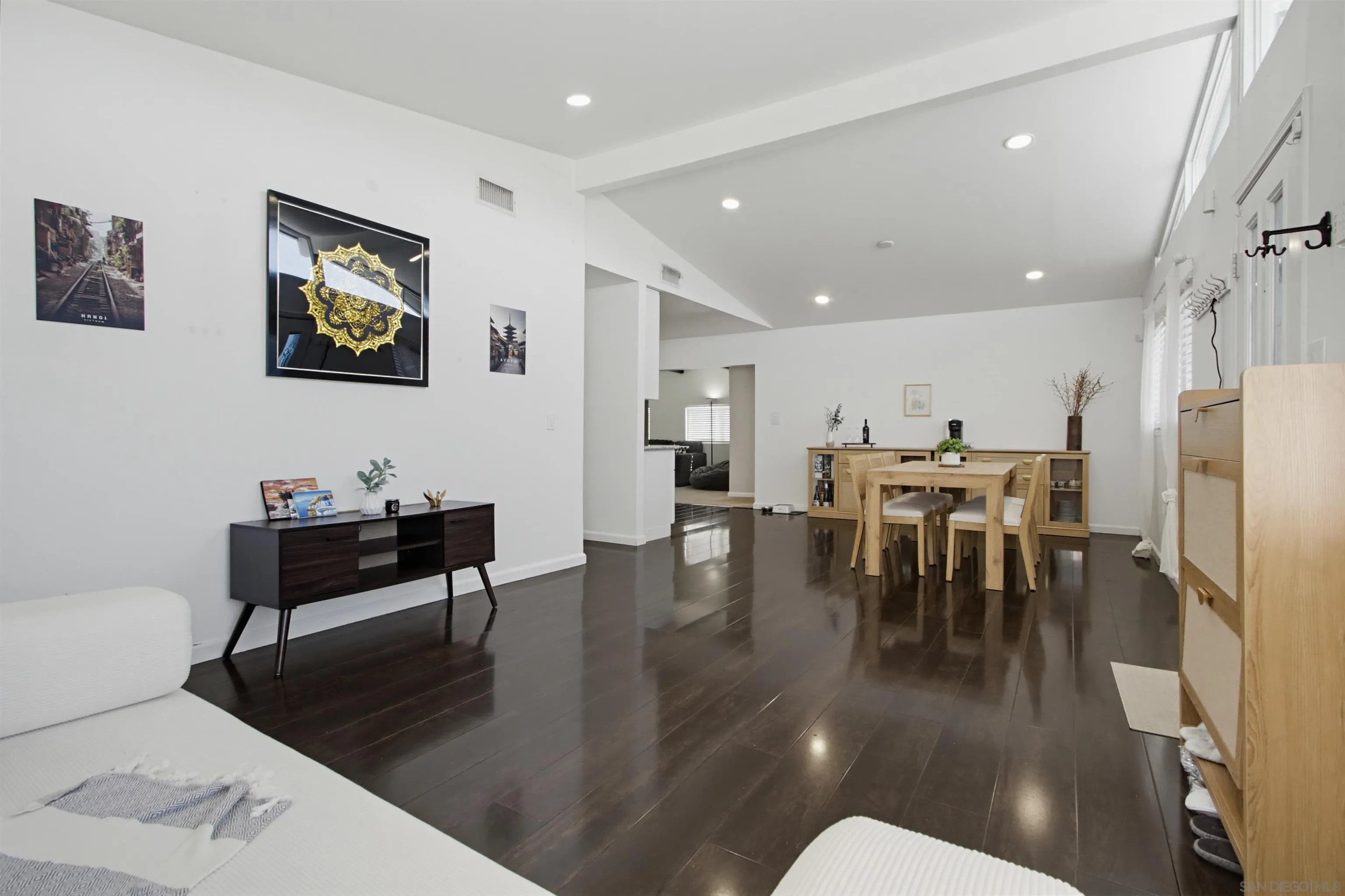 https://cdn.realtyfeed.com/cdn/127/260025379/9a37b8b59d4aeb5c8b5caa56b8636afe.webp
