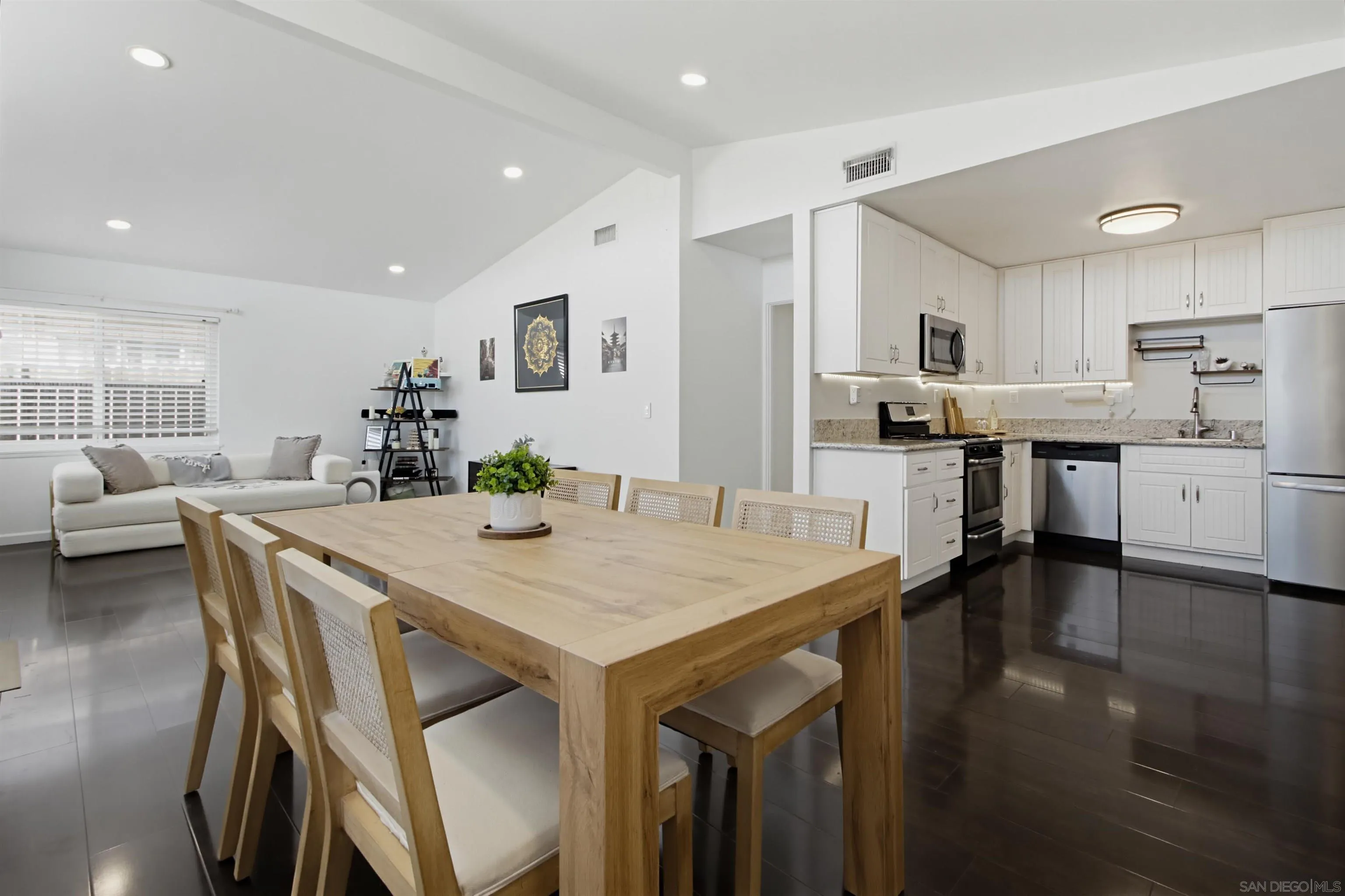 https://cdn.realtyfeed.com/cdn/127/260025379/d6ec01d57c559360adada072fd2fed7a.webp