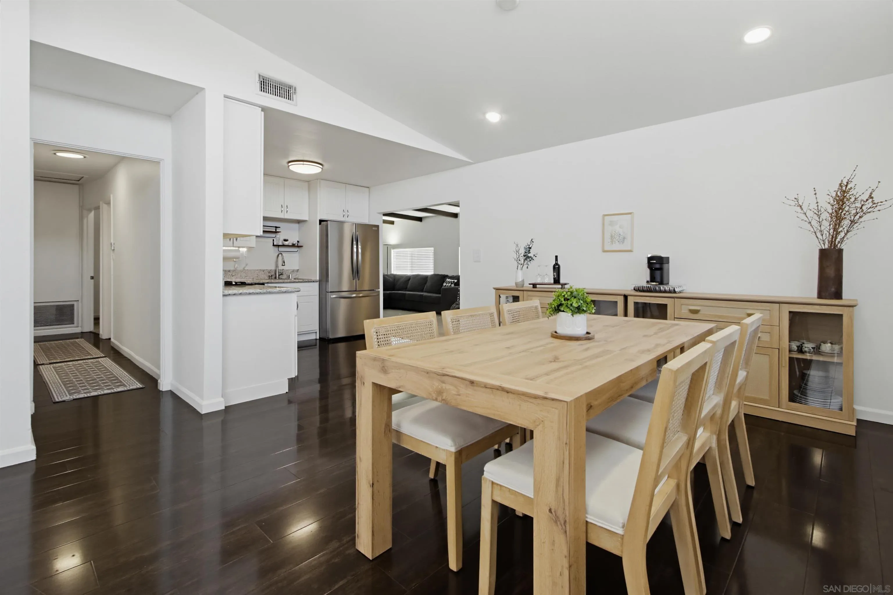 https://cdn.realtyfeed.com/cdn/127/260025379/e08ff7e19d944d37459db4df93854d6a.webp