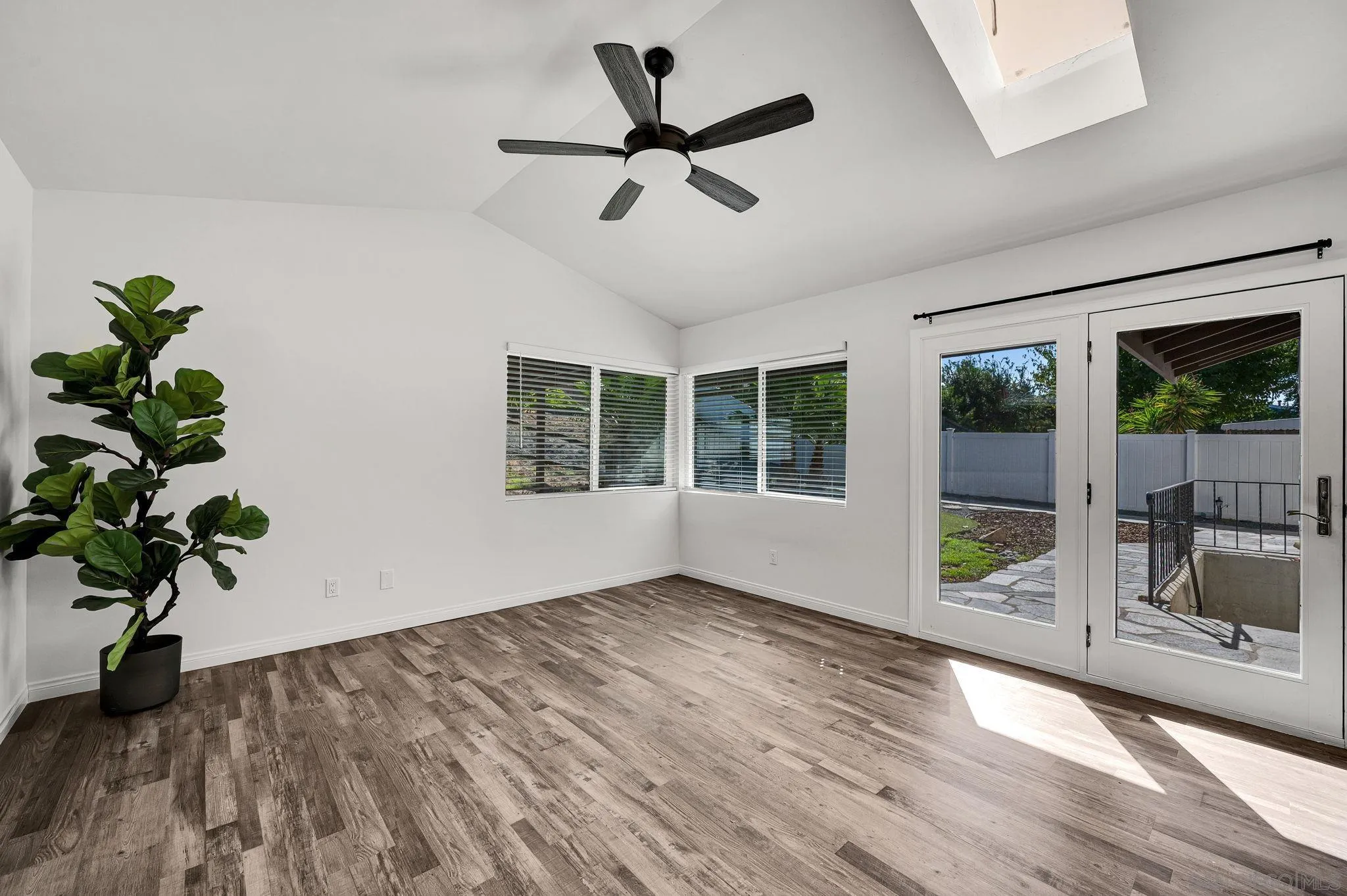 https://cdn.realtyfeed.com/cdn/127/260025392/1c47b7a07878c11c8ec97cbc6aea2eae.webp