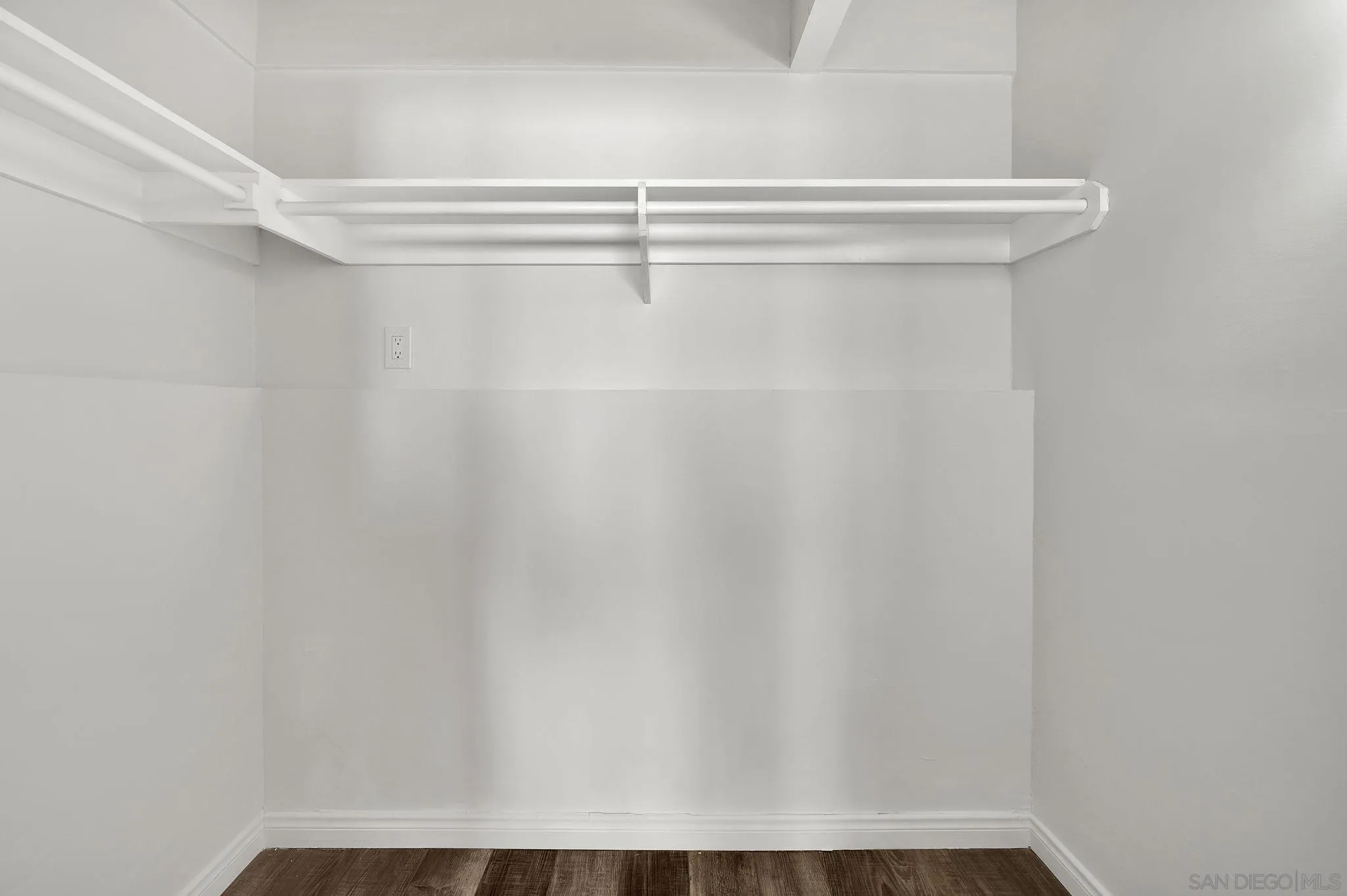 https://cdn.realtyfeed.com/cdn/127/260025392/1cb80e586bb85abf85b2a960813695a7.webp