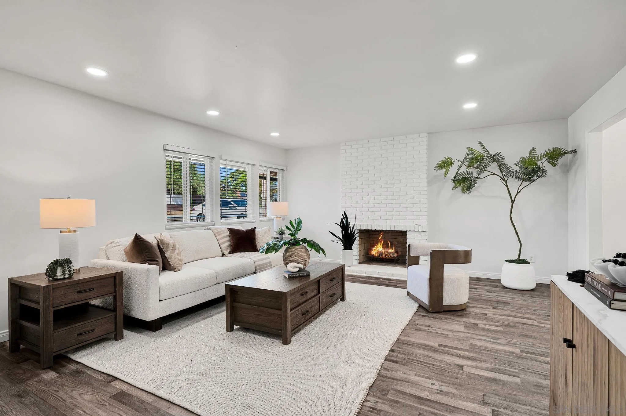 https://cdn.realtyfeed.com/cdn/127/260025392/d738d5e386724bce0cd6fdb02cc0cf1d.webp