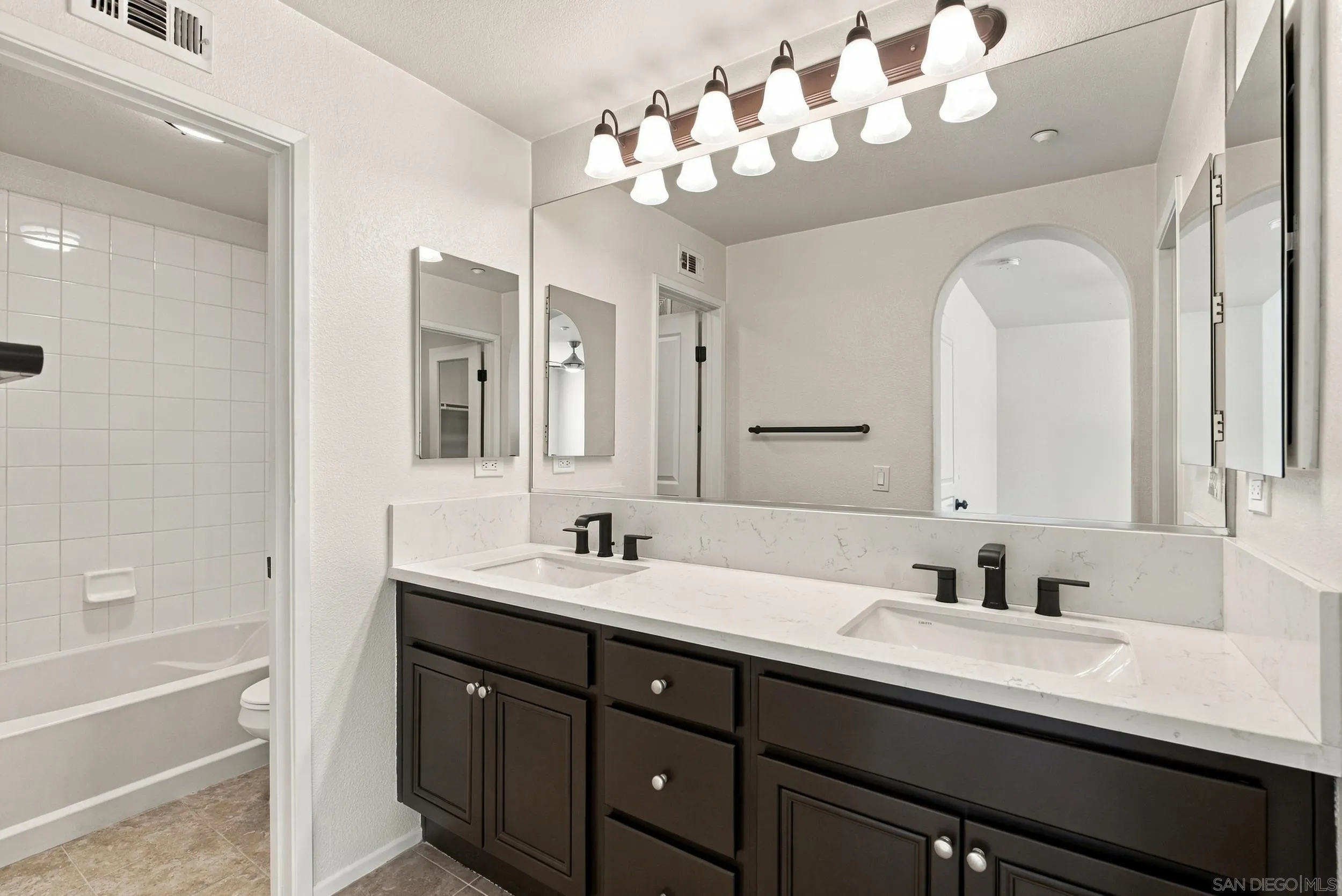 573 Almond Rd, San Marcos, CA 92078 573 Almond Rd, San Marcos, CA 92078