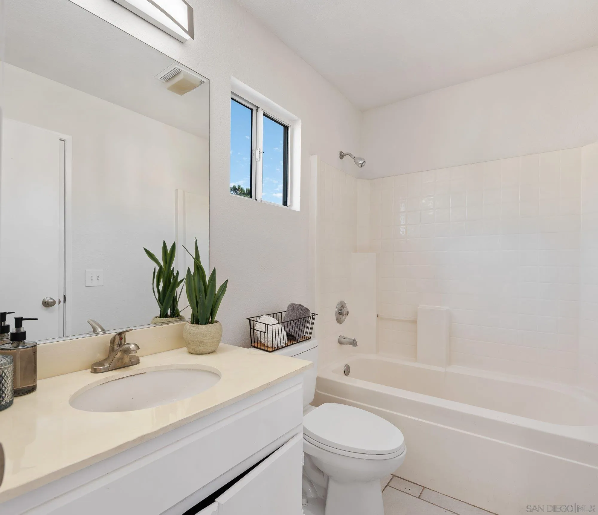 https://cdn.realtyfeed.com/cdn/127/260025438/a7e4b0766aa345b8f6026f4b4cfada17.webp