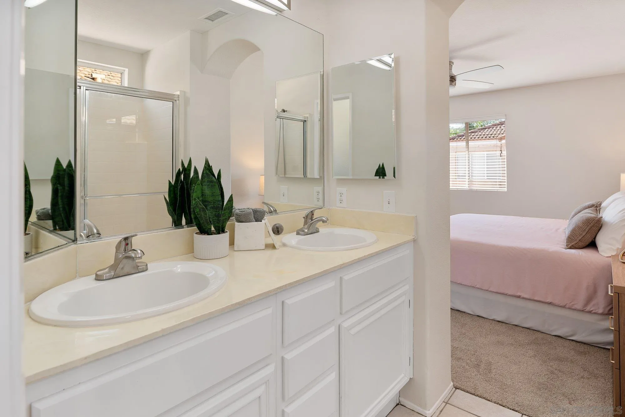 https://cdn.realtyfeed.com/cdn/127/260025438/caab28df9ccb2dc5843ac218d5a5e418.webp