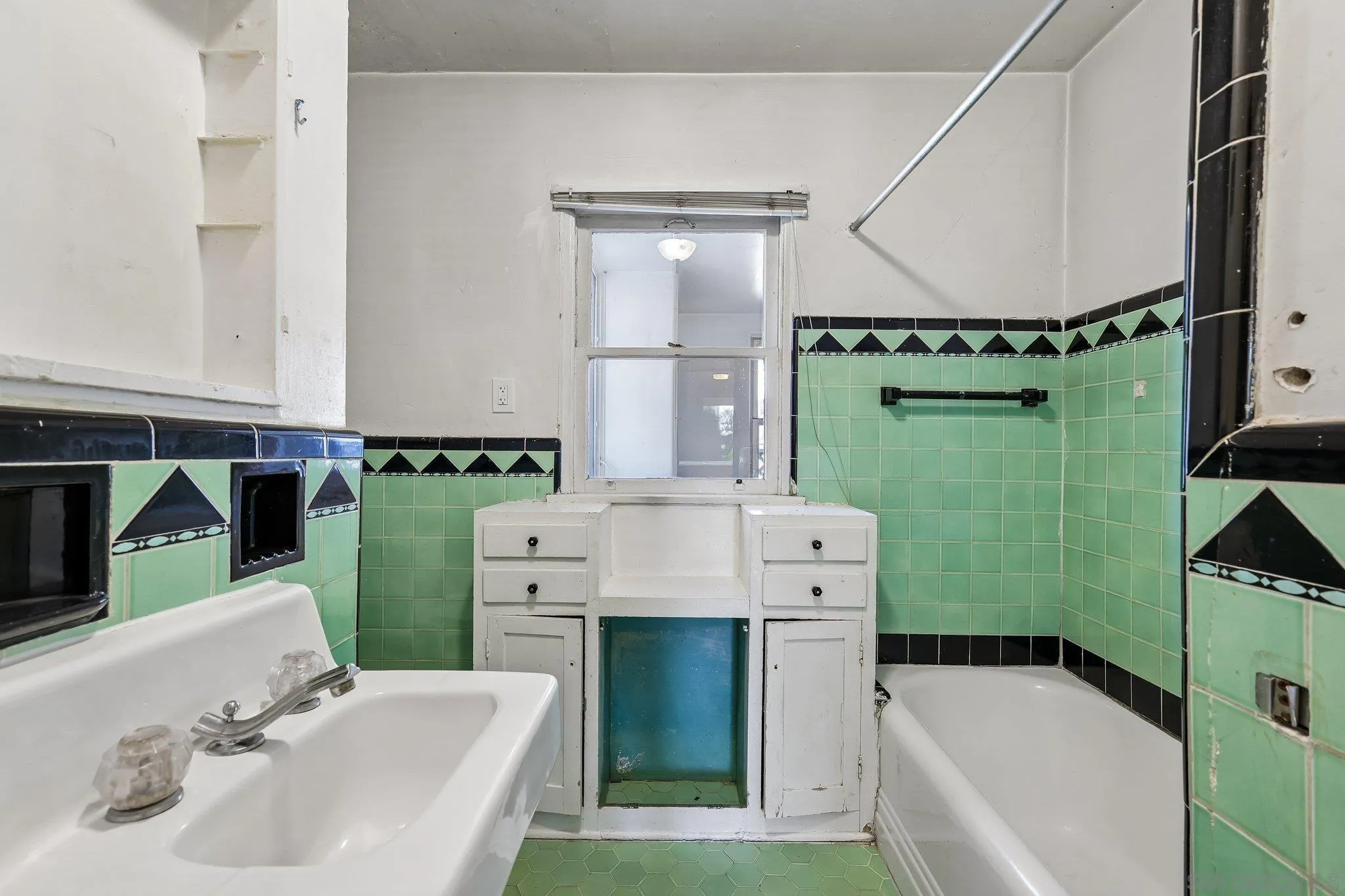 https://cdn.realtyfeed.com/cdn/127/260025442/585c1374ec6a72e2665036efff86c5c8.webp