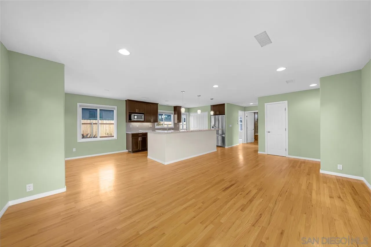 https://cdn.realtyfeed.com/cdn/127/260025478/8e2bf2cc970c466c852c0e11d352b4f7.webp