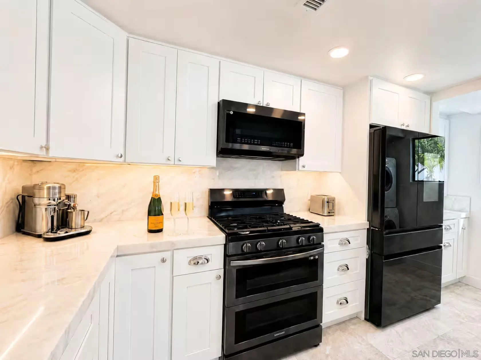 https://cdn.realtyfeed.com/cdn/127/260025493/88bf15a47b73f7e5deb1a83e8adf699b.webp
