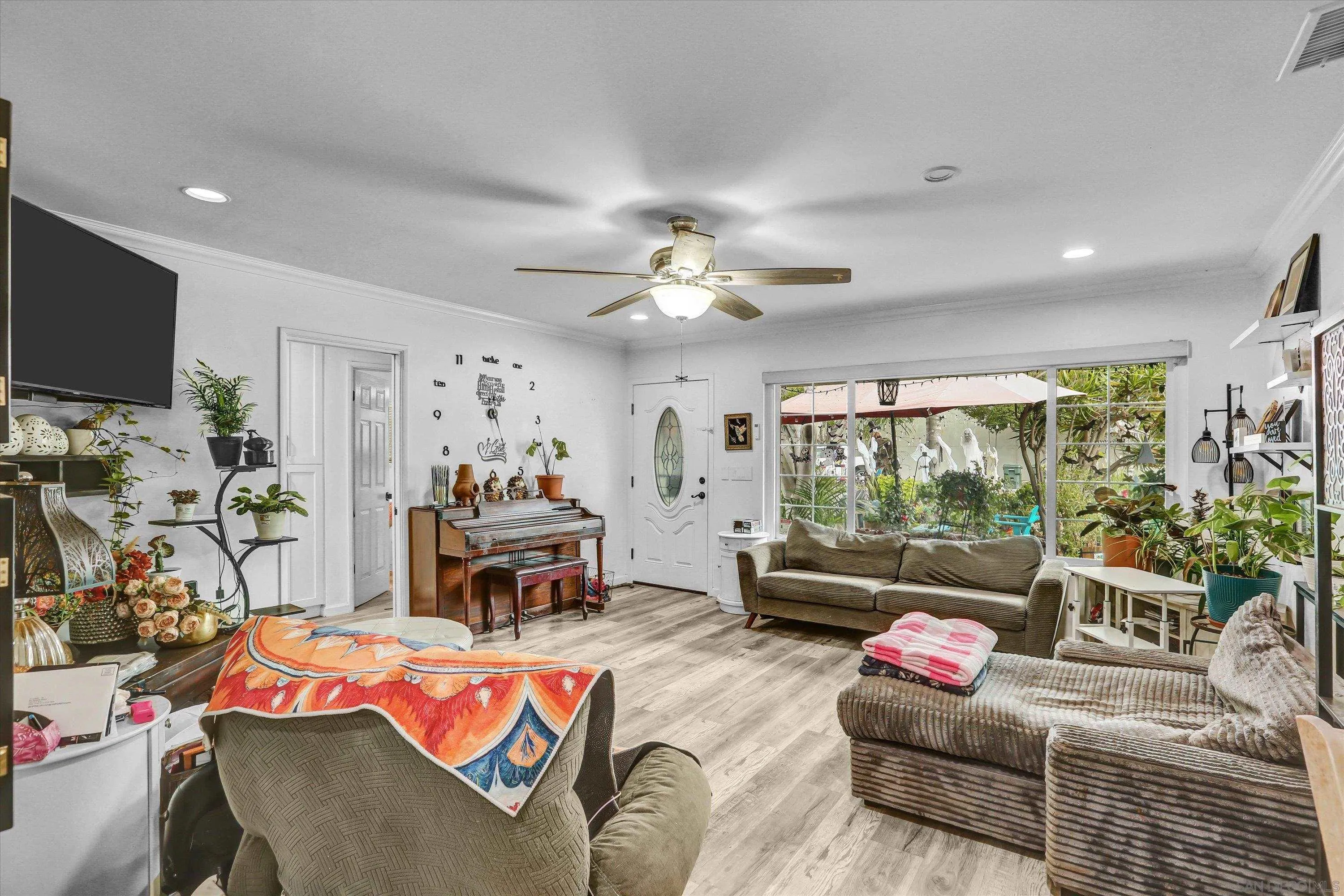 152 First Ave, Chula Vista, CA 91910 Living Room