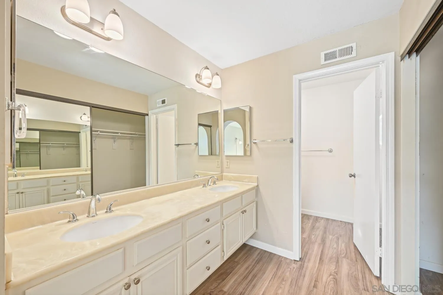 https://cdn.realtyfeed.com/cdn/127/260025531/01f7b9c1a4a0ad944aebb70cc42badf7.webp