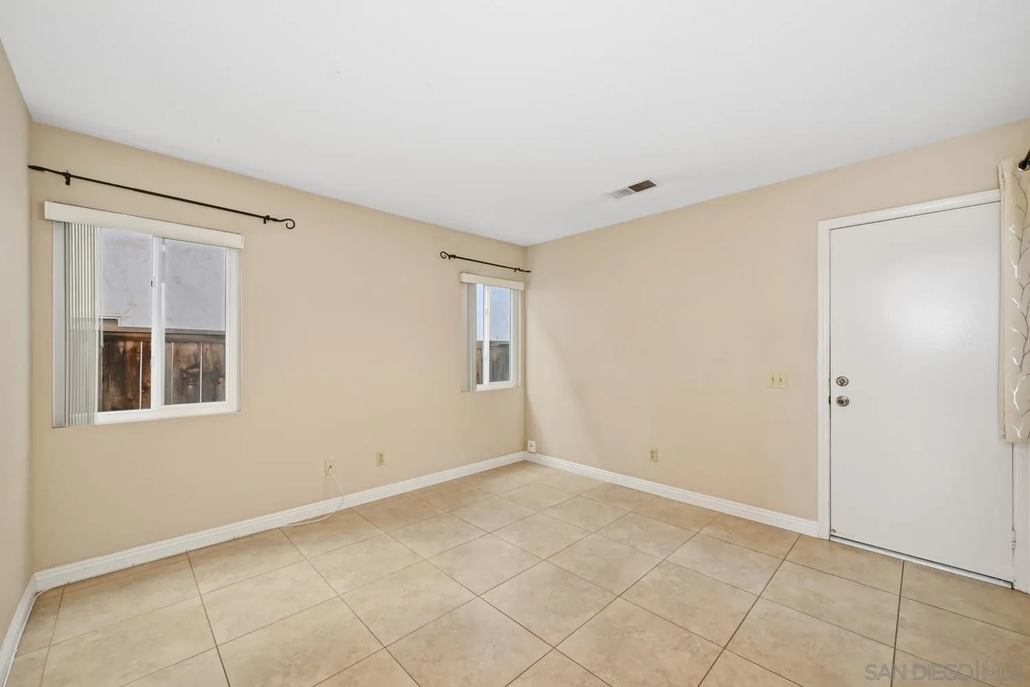 https://cdn.realtyfeed.com/cdn/127/260025531/eff857be11d4b36c881f2e539b441790.webp