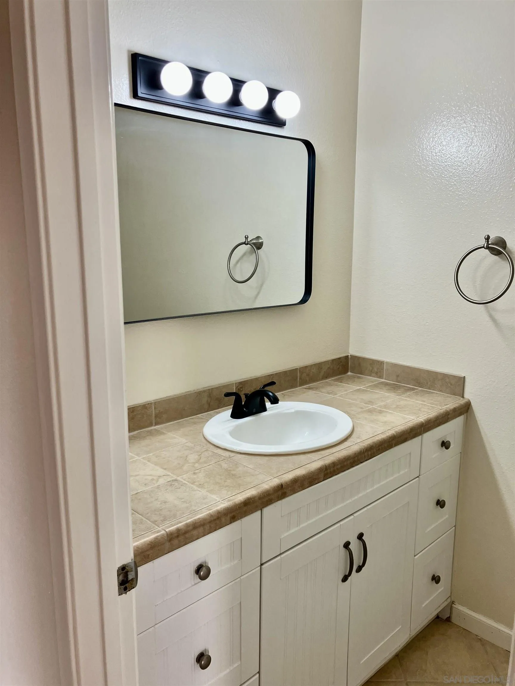 2158 Country Pl, Escondido, CA 92026 2158 Country Pl, Escondido, CA 92026