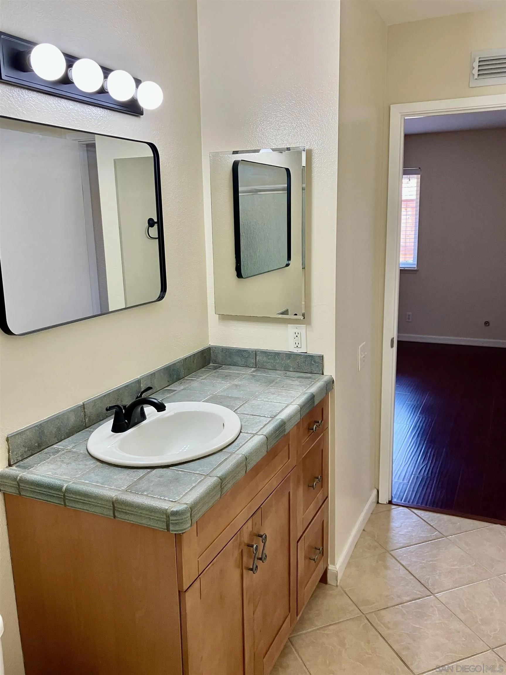 2158 Country Pl, Escondido, CA 92026 2158 Country Pl, Escondido, CA 92026