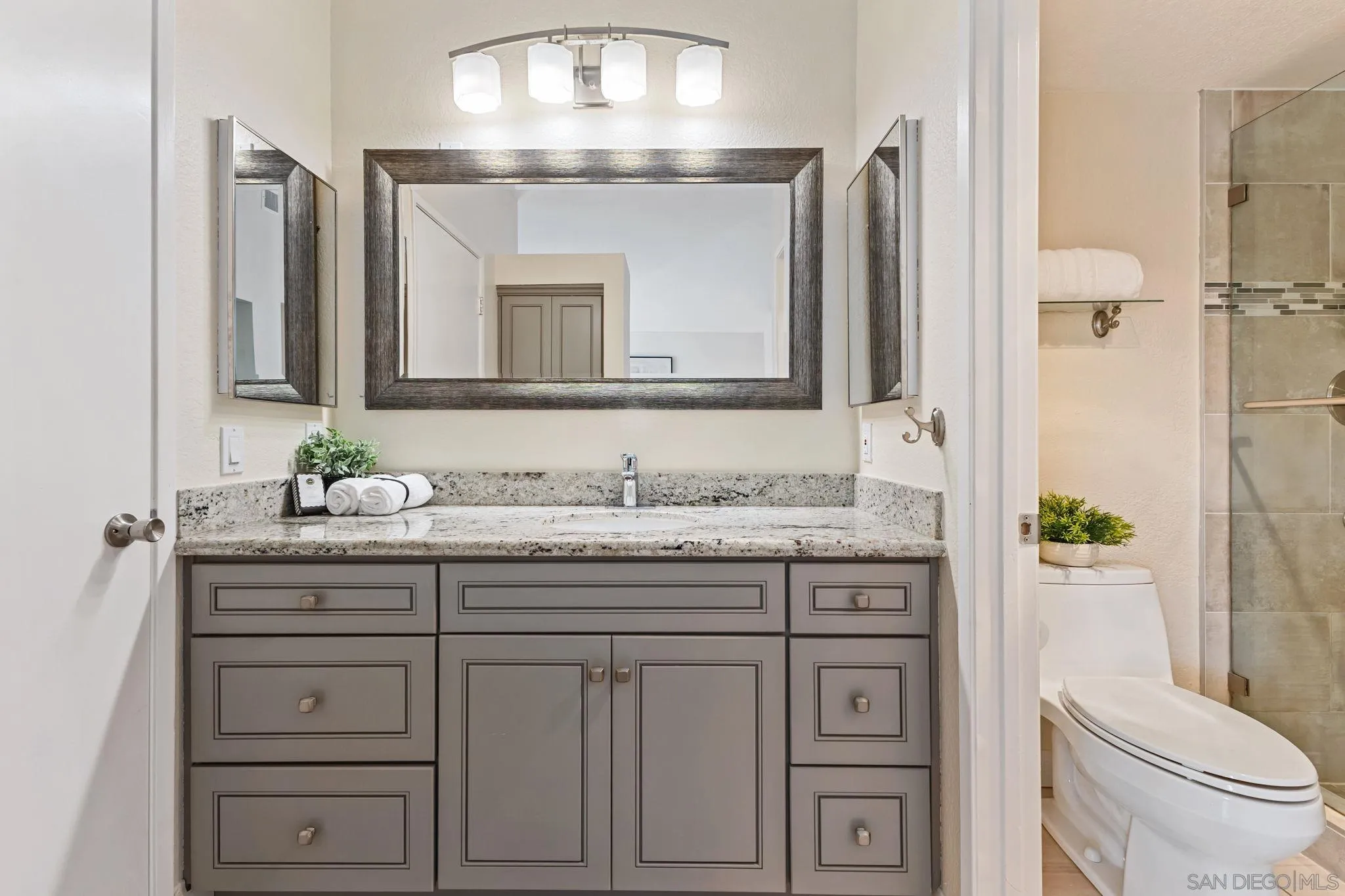6161 Calle Mariselda, #409, San Diego, CA 92124 Primary Bath/Spa