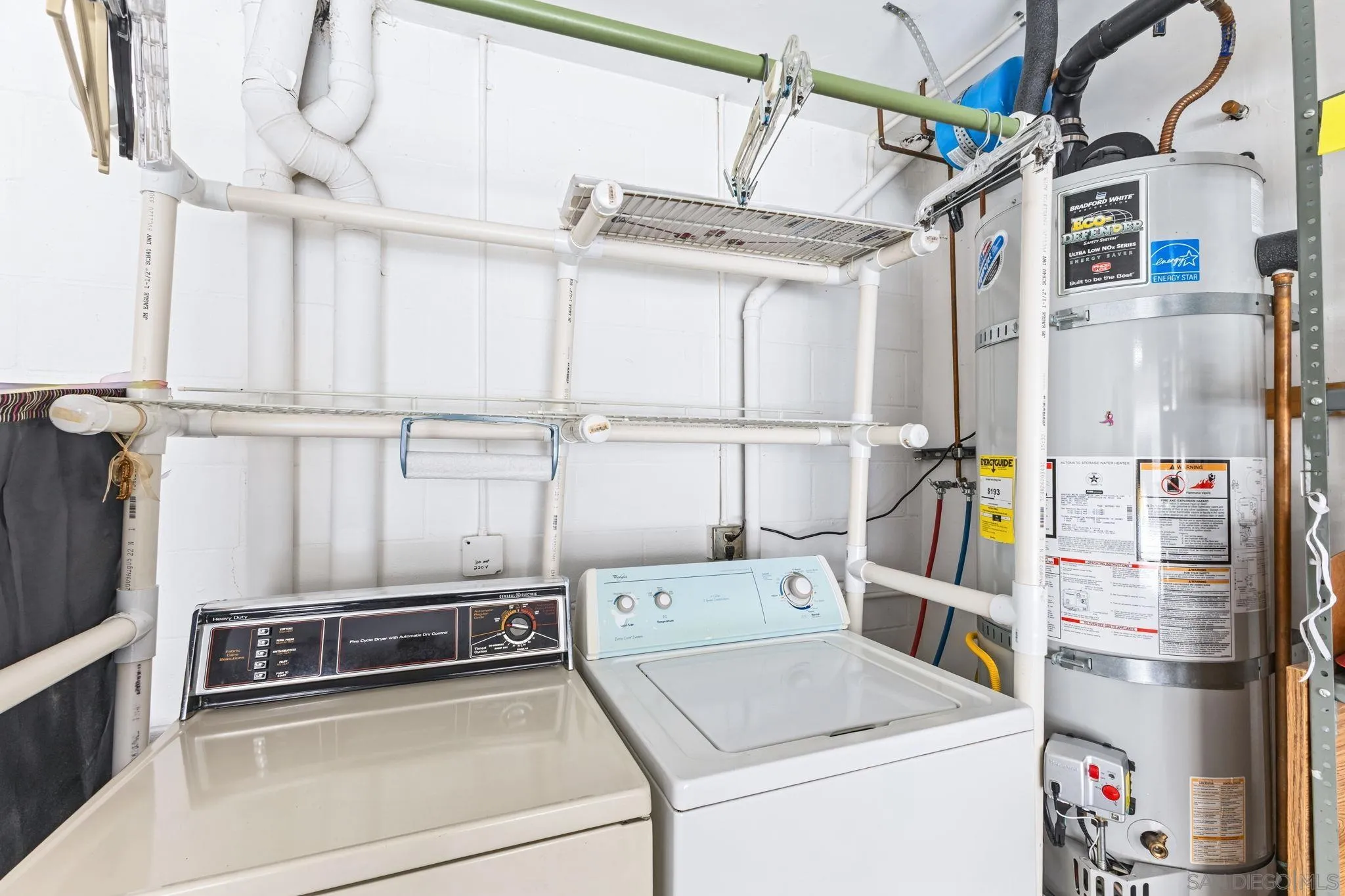 6161 Calle Mariselda, #409, San Diego, CA 92124 Laundry