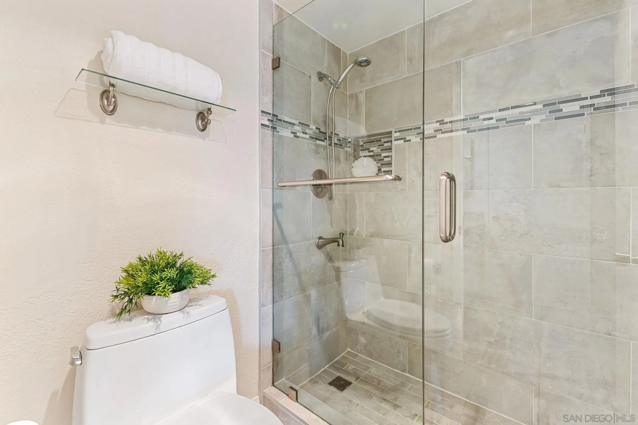 6161 Calle Mariselda, #409, San Diego, CA 92124 Primary Bath/Spa