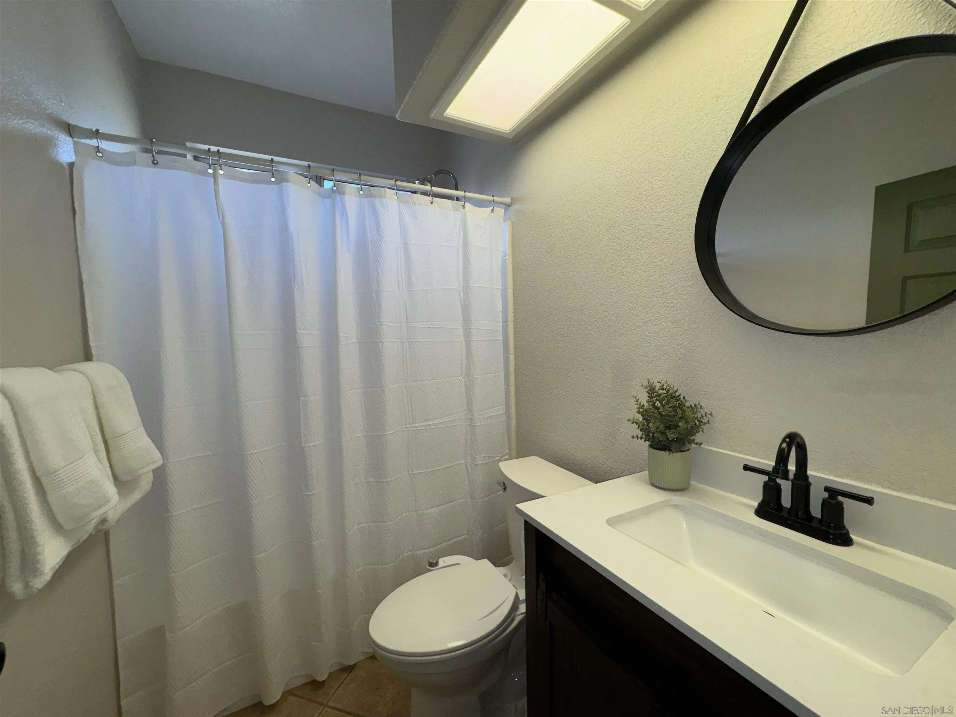 2934 Manzanita View Rd, Alpine, CA 91901 Hallway Bathroom