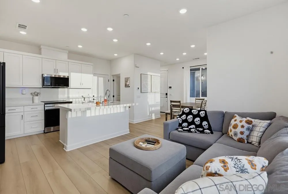 2174 Tributary Dr, #2, Chula Vista, CA 91913 2174 Tributary Dr, #2, Chula Vista, CA 91913