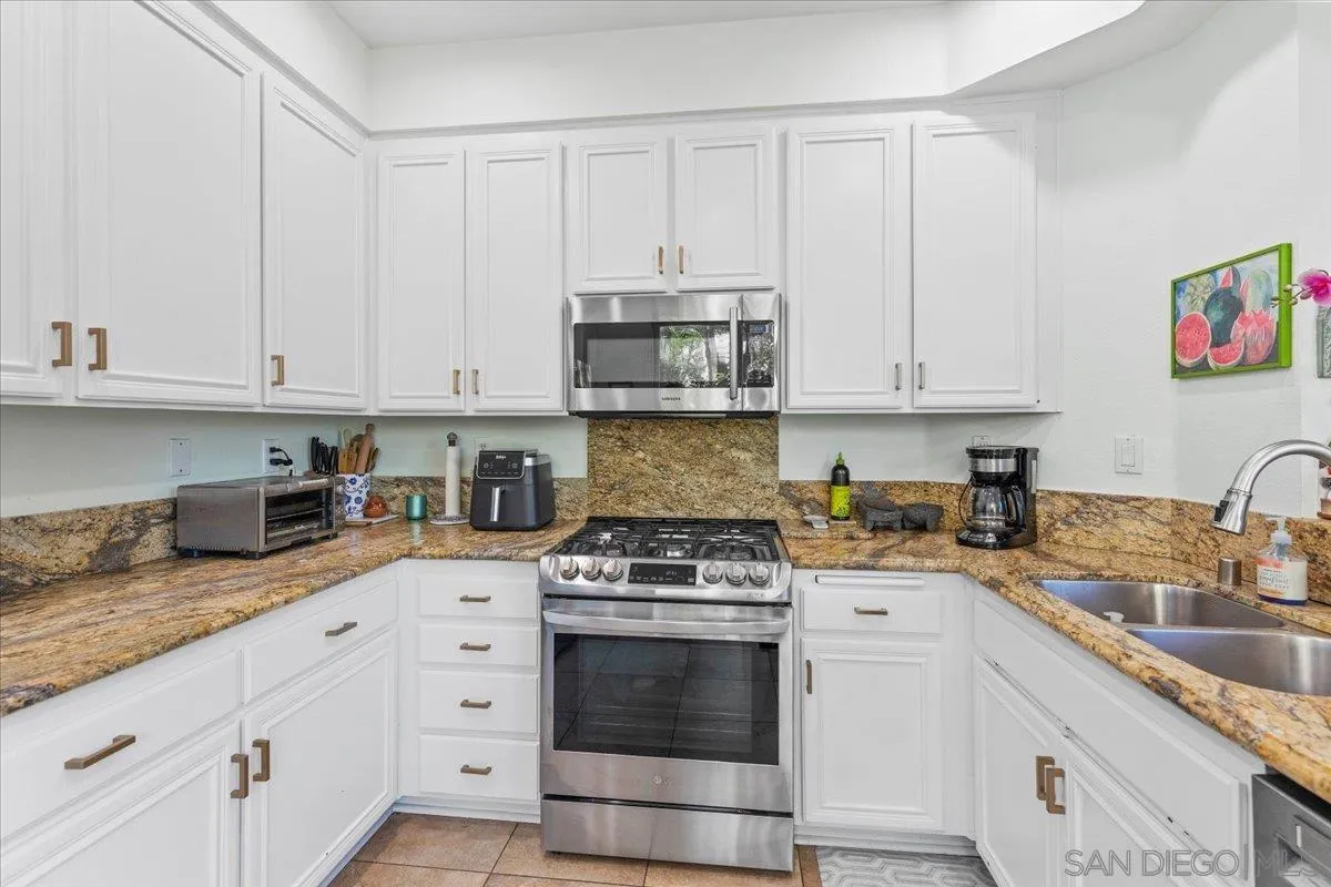 12790 Via Nieve, San Diego, CA 92130 12790 Via Nieve, San Diego, CA 92130
