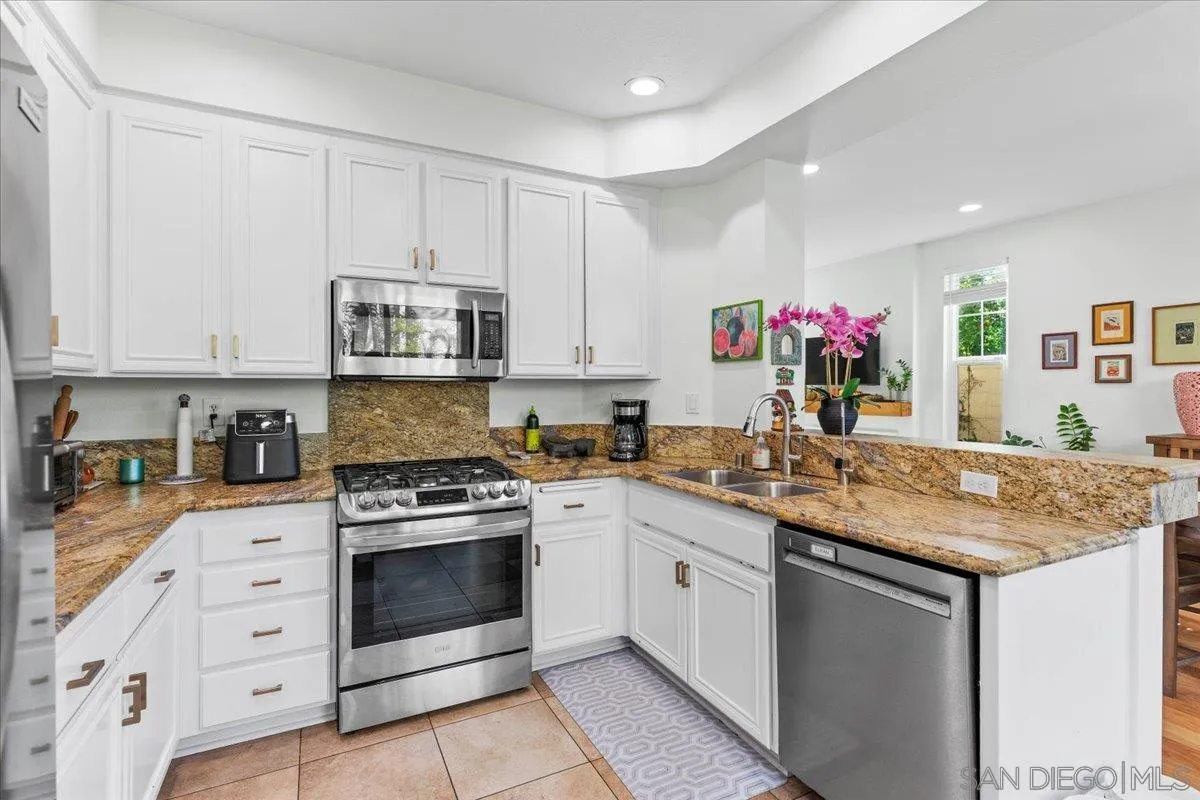 12790 Via Nieve, San Diego, CA 92130 12790 Via Nieve, San Diego, CA 92130