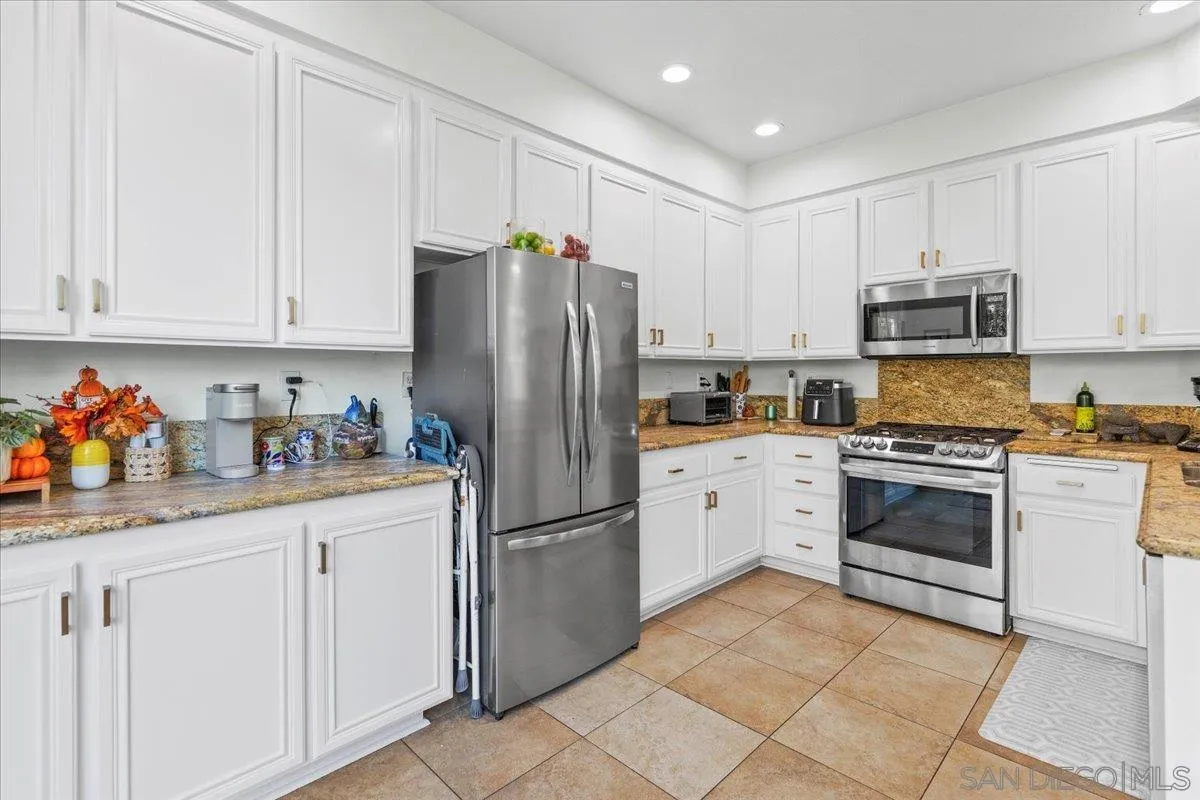 12790 Via Nieve, San Diego, CA 92130 12790 Via Nieve, San Diego, CA 92130