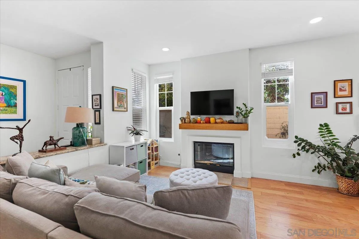 12790 Via Nieve, San Diego, CA 92130 12790 Via Nieve, San Diego, CA 92130