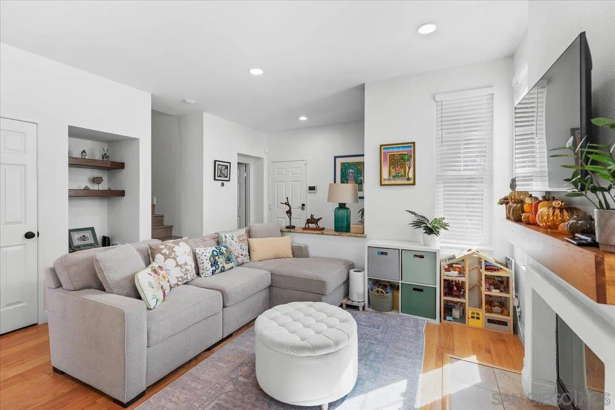12790 Via Nieve, San Diego, CA 92130 12790 Via Nieve, San Diego, CA 92130