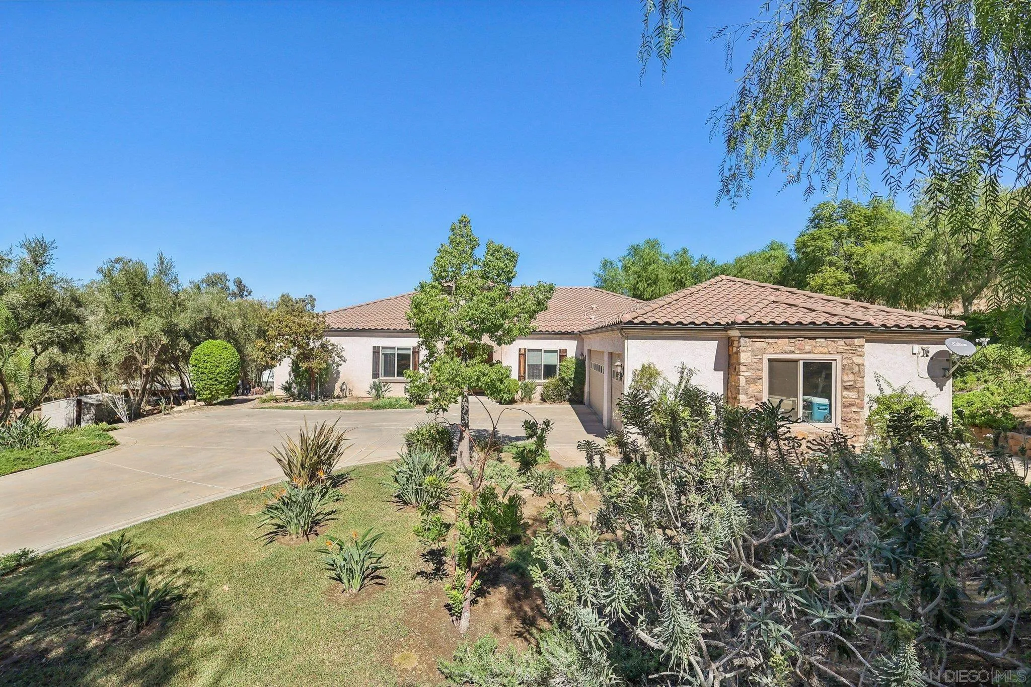 https://cdn.realtyfeed.com/cdn/127/260025624/d33ee9fe451265e33d91d694fd8e091d.webp