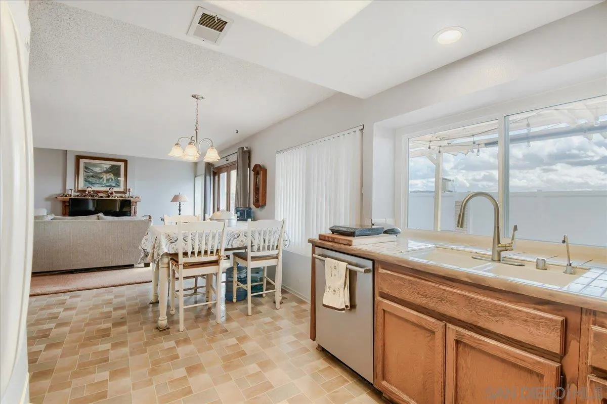 https://cdn.realtyfeed.com/cdn/127/260025629/4e5d9dcad8ccbf8f26cf46f1cc9dce3f.webp