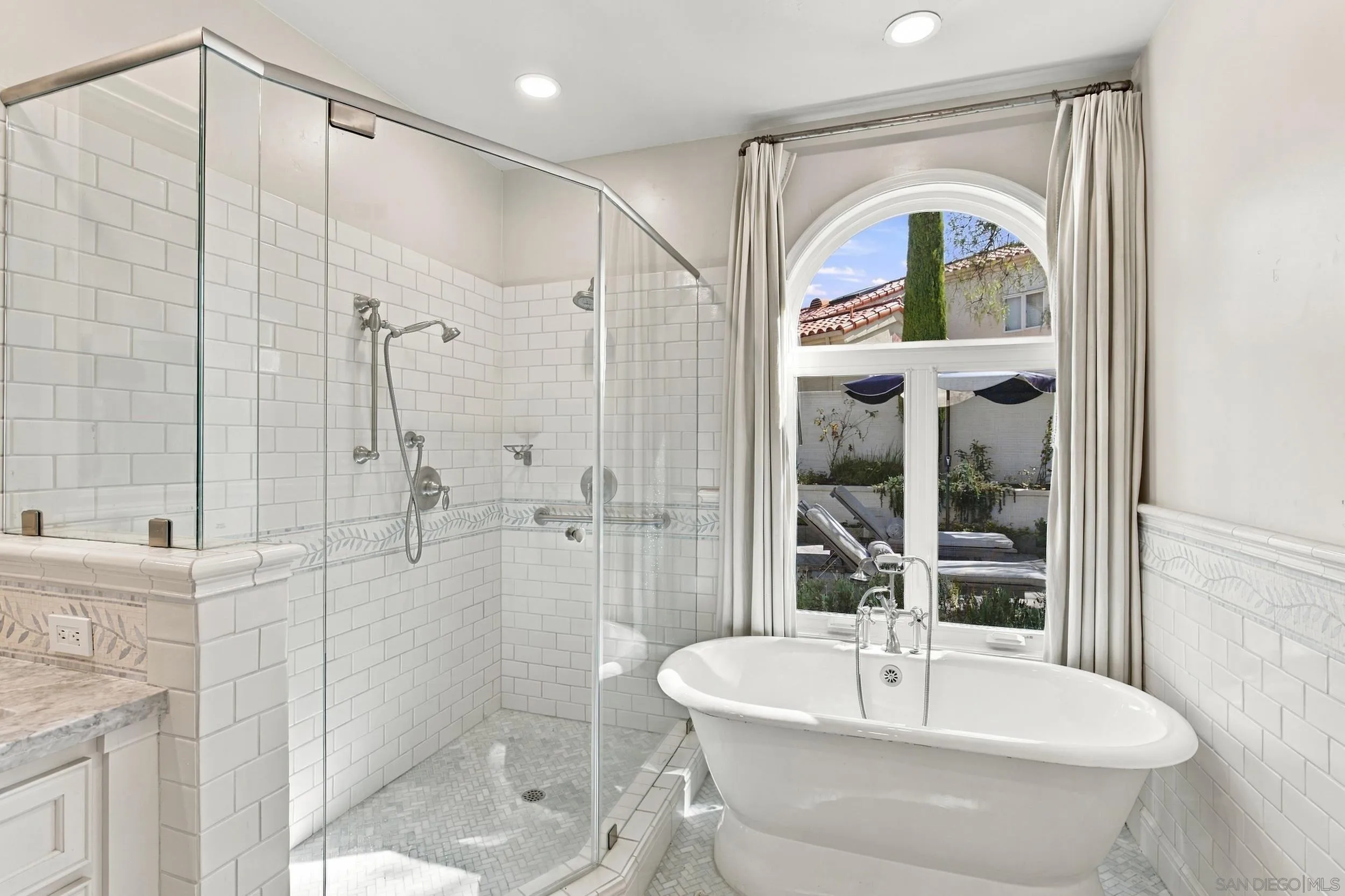 https://cdn.realtyfeed.com/cdn/127/260025683/c84be47b67aed9745041edbaef54b157.webp