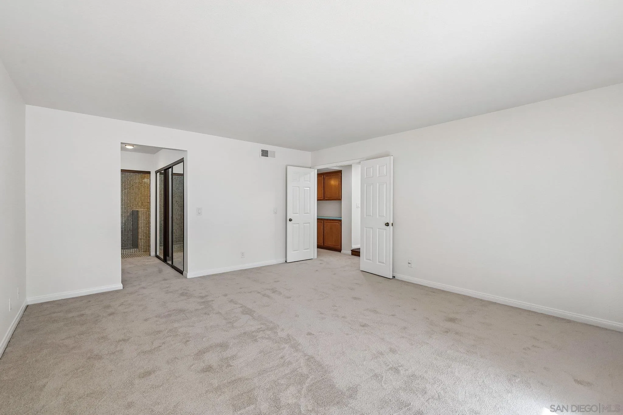 https://cdn.realtyfeed.com/cdn/127/260025685/6d8bbad9ac71a61fa8f84e2372c79e42.webp