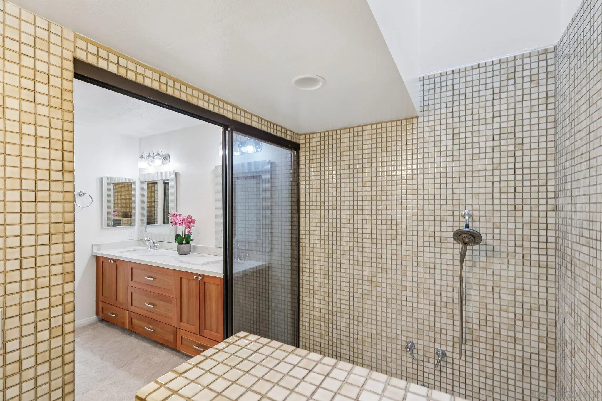 https://cdn.realtyfeed.com/cdn/127/260025685/8d36d7e6a1e3ea36fd6db907c7657bde.webp