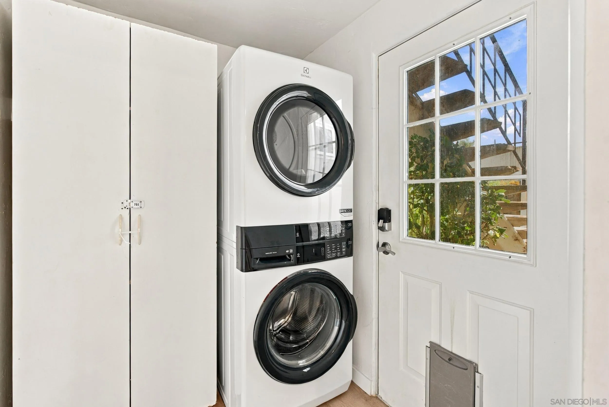 1817-19 Coast Blvd, Del Mar, CA 92014 Laundry for lower unit