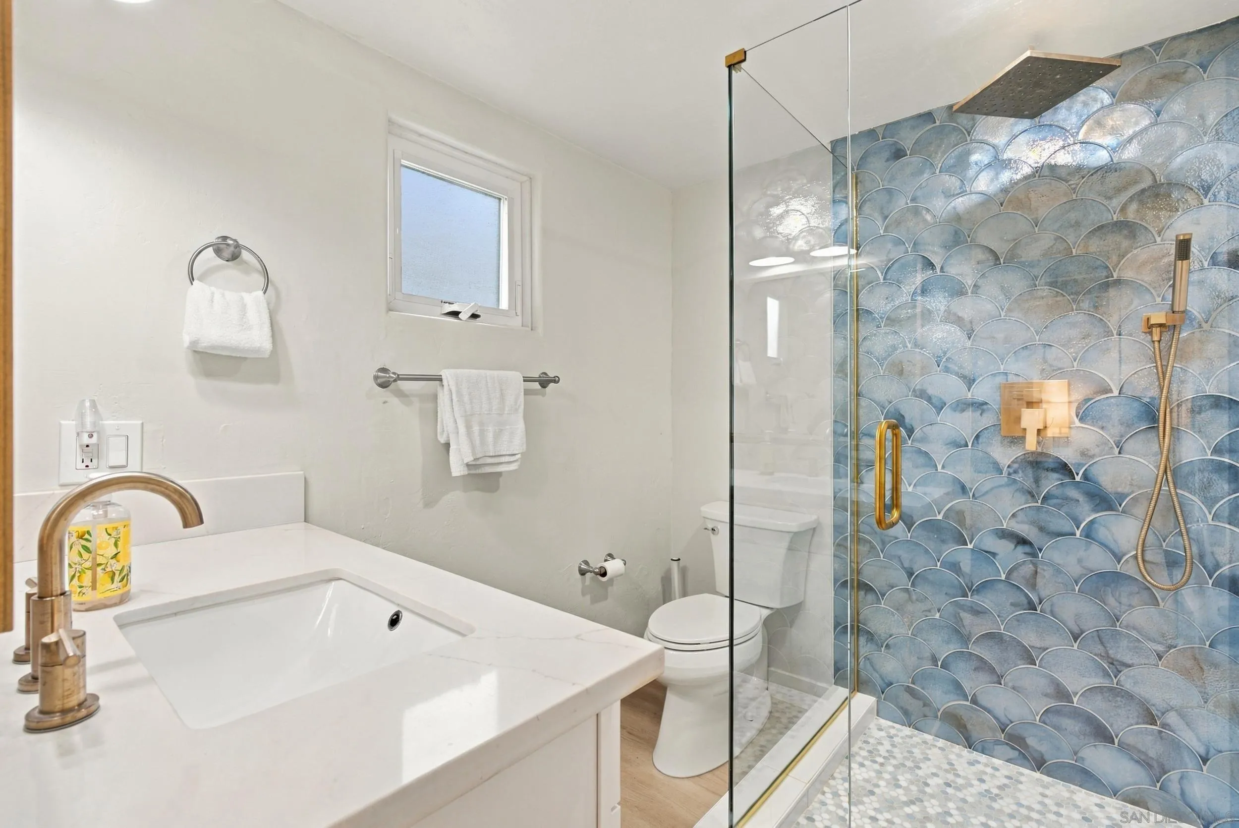 1817-19 Coast Blvd, Del Mar, CA 92014 Bathroom 2 for lower unit