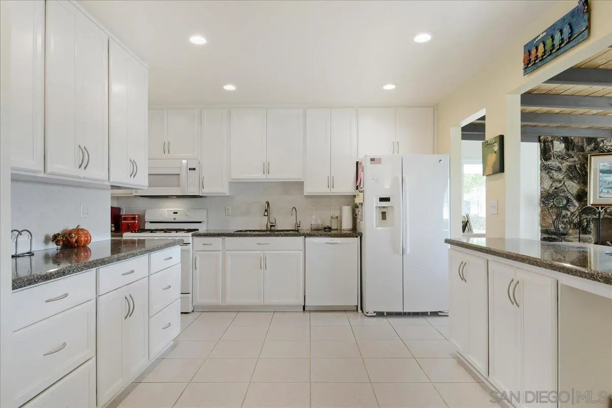 https://cdn.realtyfeed.com/cdn/127/260025716/513ac38cd5de0274c7862245ef83a63e.webp