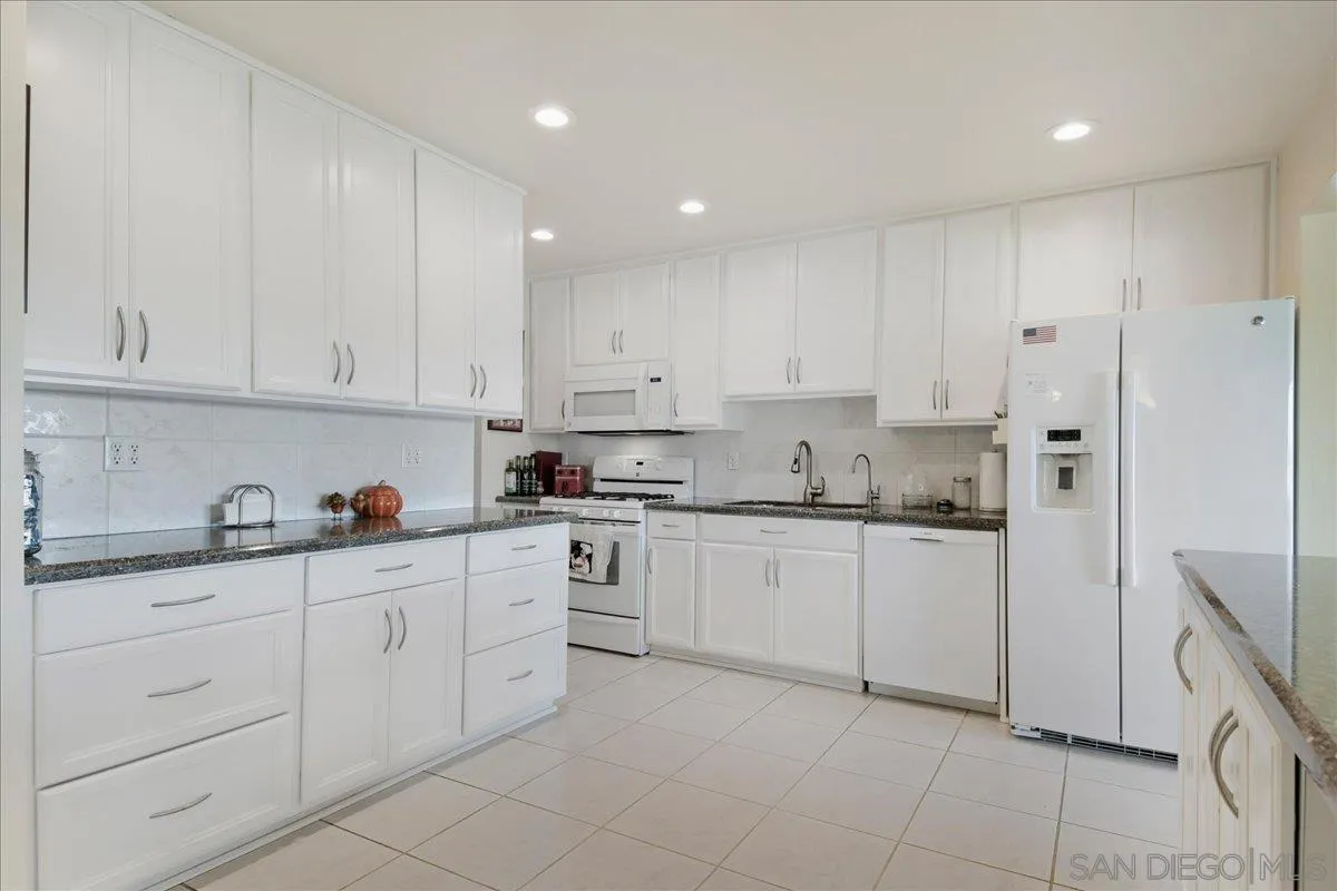 https://cdn.realtyfeed.com/cdn/127/260025716/fb45efc66430a04d444b569aecf8e130.webp